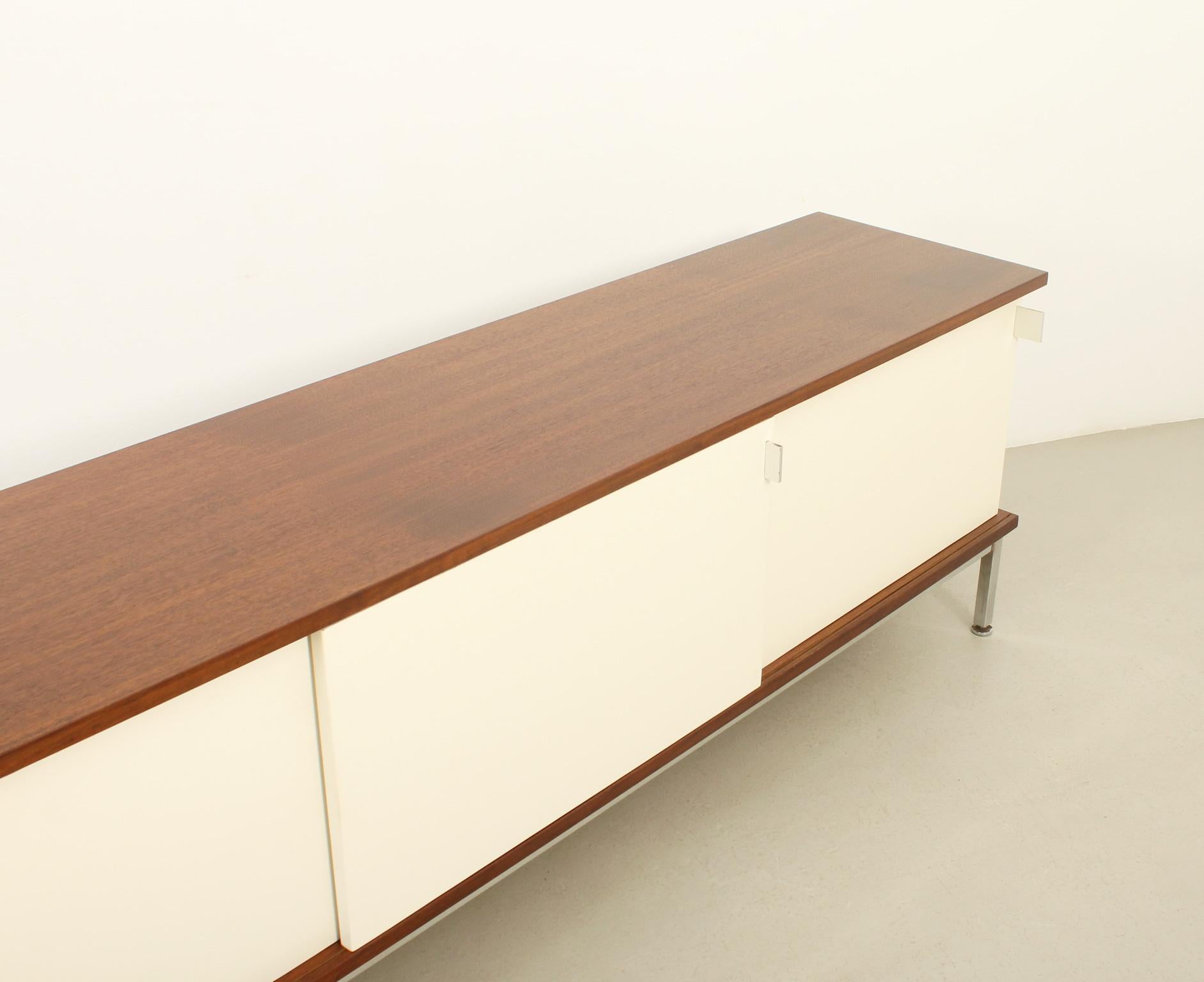 Airborne Sideboard mit lackierten Slide-Türen, Frankreich, 1960er Jahre (Französisch) im Angebot