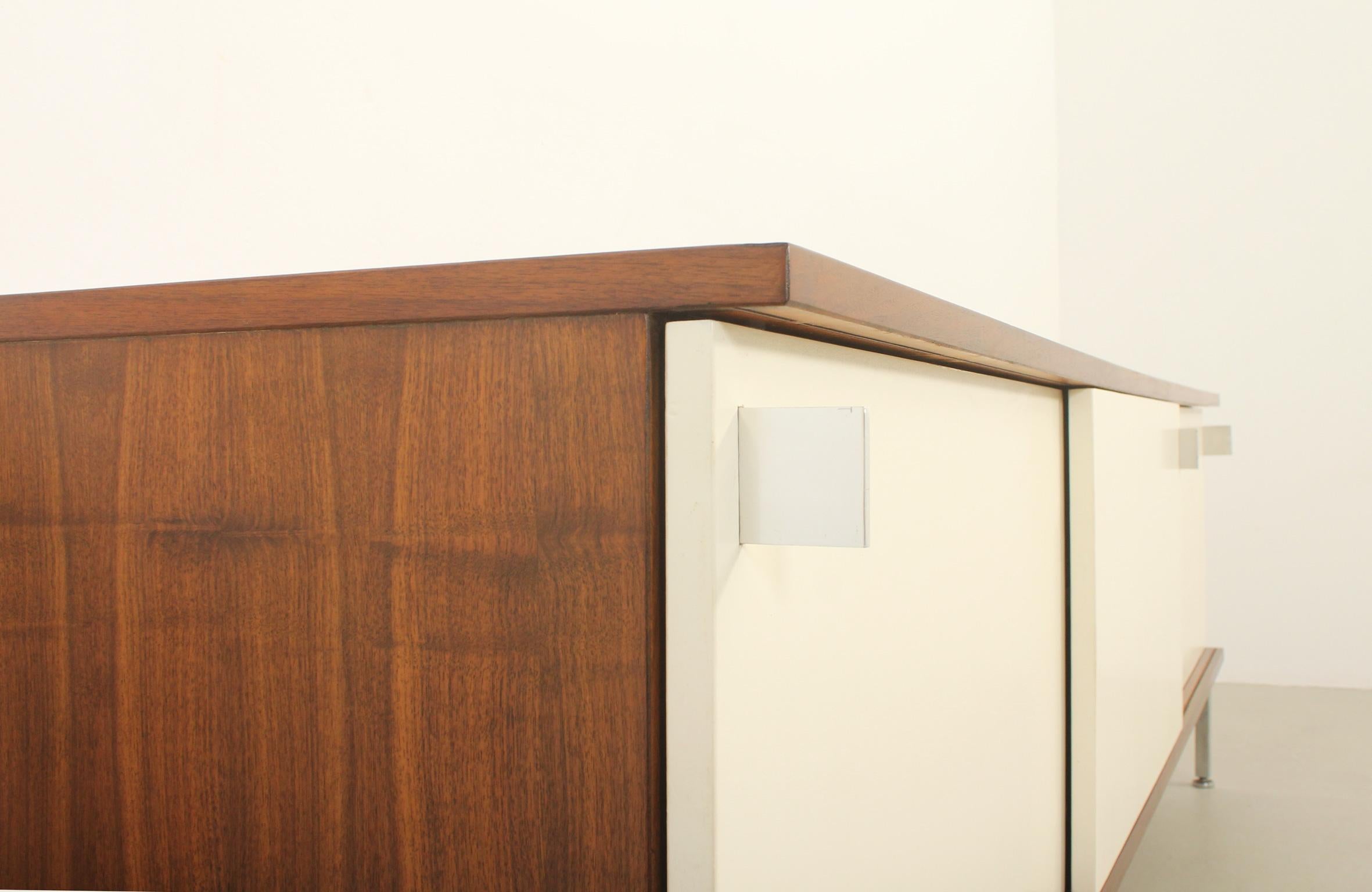 Airborne Sideboard mit lackierten Slide-Türen, Frankreich, 1960er Jahre (Mitte des 20. Jahrhunderts) im Angebot