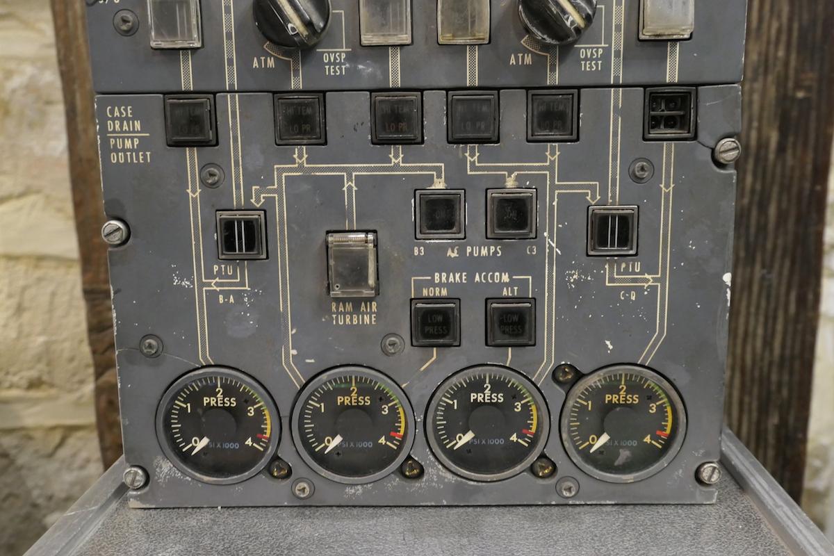 Airplane Tri-Star locked L1011 hydraulic system instrument panel made of specific aviation alloy. Aeronautical piece that can be presented on a shelf. Four instruments have original stickers of the TWA, which gives the piece an interesting history