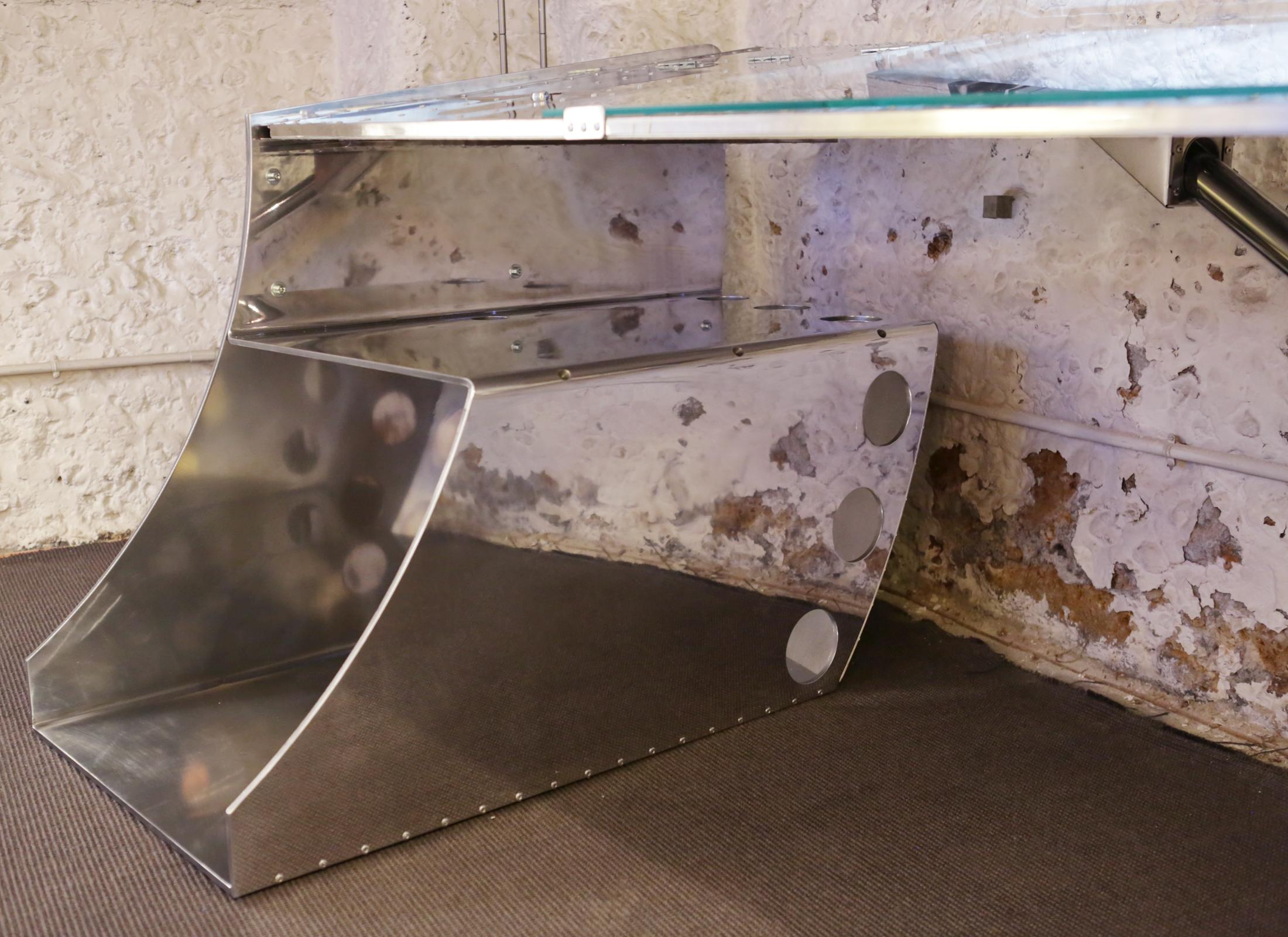 Bureau à ailes d'avion en aluminium poli riveté en vente 1