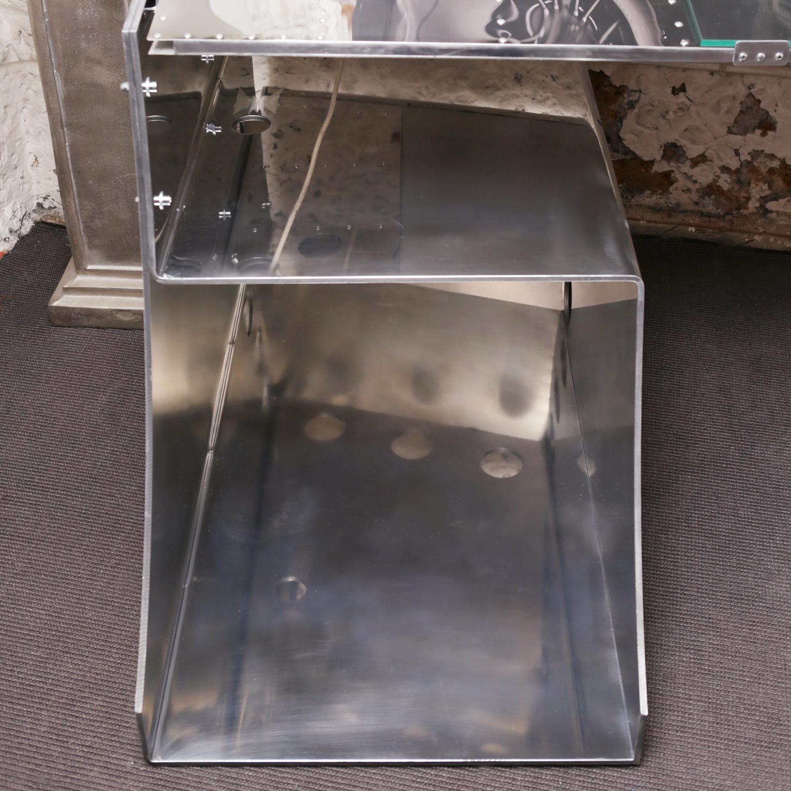 Aircraft Wing Desk in Riveted Polished Aluminium For Sale 2