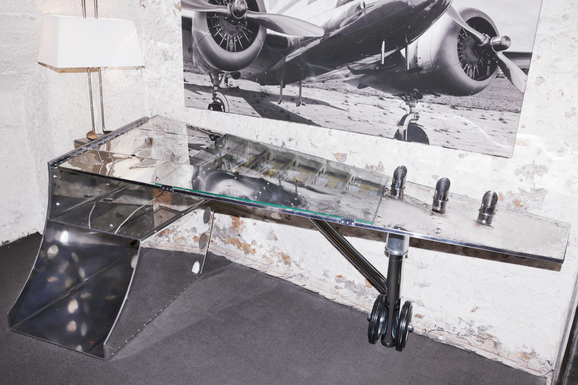 Desk Aircraft Wing with riveted polished aluminium.
- With worktop adjustable in inclination from 0 ° to 30 ° 
  (for work on laptop or paper files), with the foot type 
  