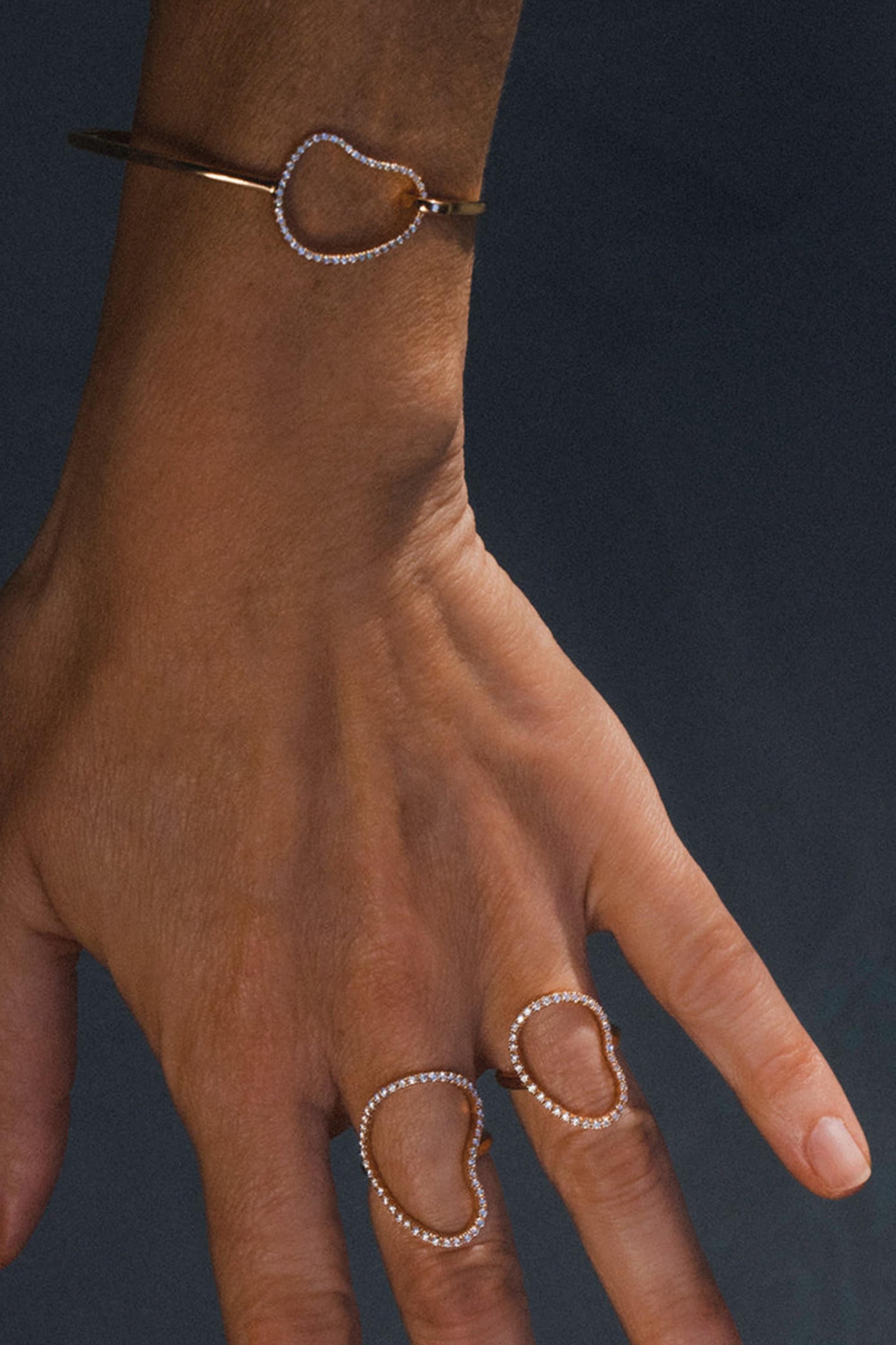 The AIRE ring is a subtle statement of luxury, crafted in 18k rose gold and adorned with 0.40ct of pavé diamonds that delicately trace its organic silhouette. Inspired by the natural beauty of agate geodes, the ring captures the refined essence of