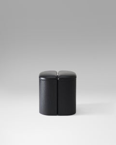 Tabouret Aire en frêne noir teinté et cuir noir par Estudio Persona