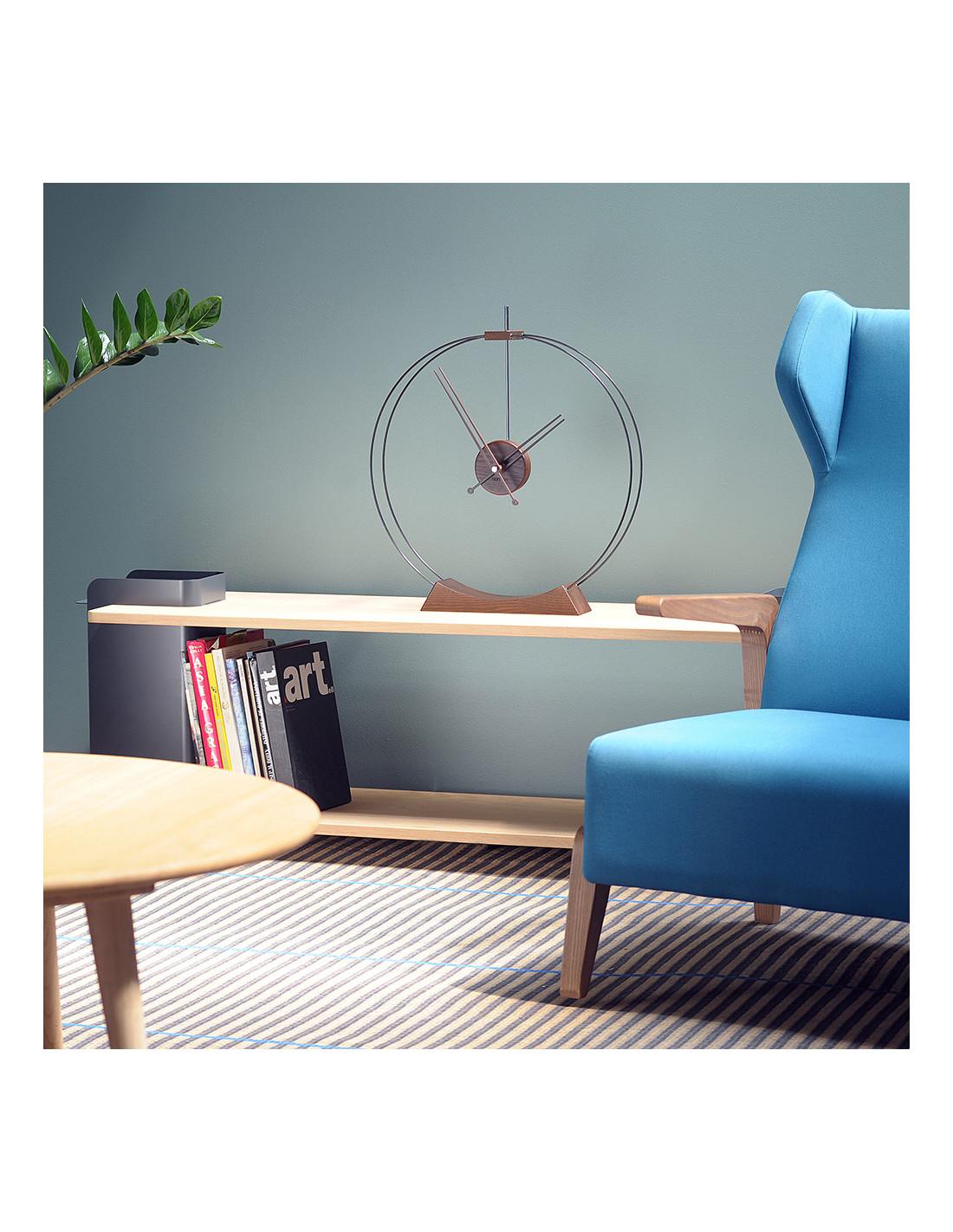 Es ist eine Design-Uhr, die auf einem modernen Möbelstück im minimalistischen Stil ausgestellt werden kann. Es ist ein ideales Stück für Designhäuser, moderne Wohnungen und Büros.
Aire Tischuhr : Schwarzes Fiberglas, Eschenholz mit Walnuss