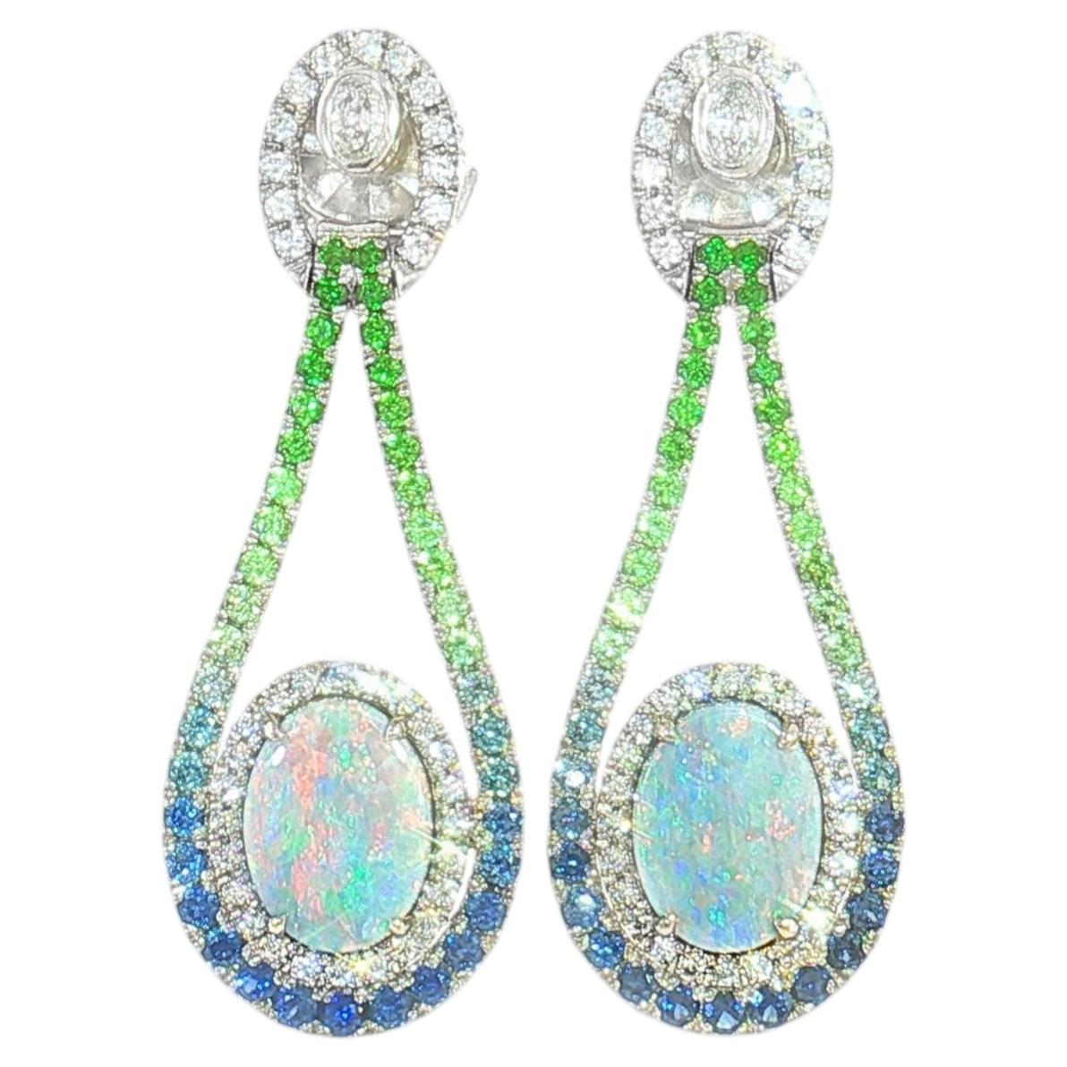 Boucles d'oreilles pendantes en or blanc 18 carats, opale noire, tsavorite, saphir et diamant en vente