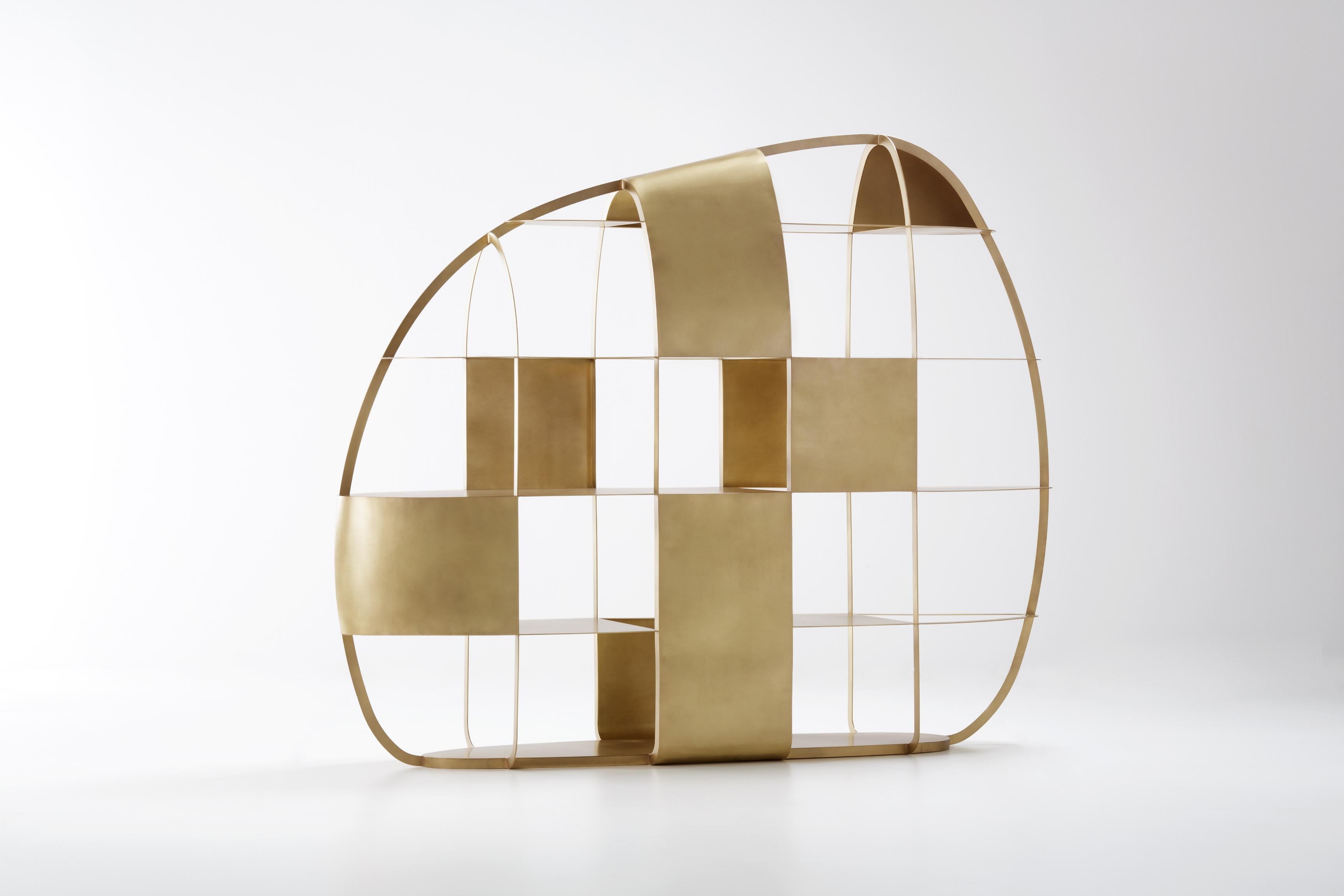 Libreria Airframe di De Castelli
Dimensioni: L 220 x P 55 x H 180 cm
Materiali: Ottone spazzolato

La libreria Airframe celebra l'arte del metallo martellato, evidenziando il savoir-faire e il virtuosismo artigianale che caratterizzano De Castelli.