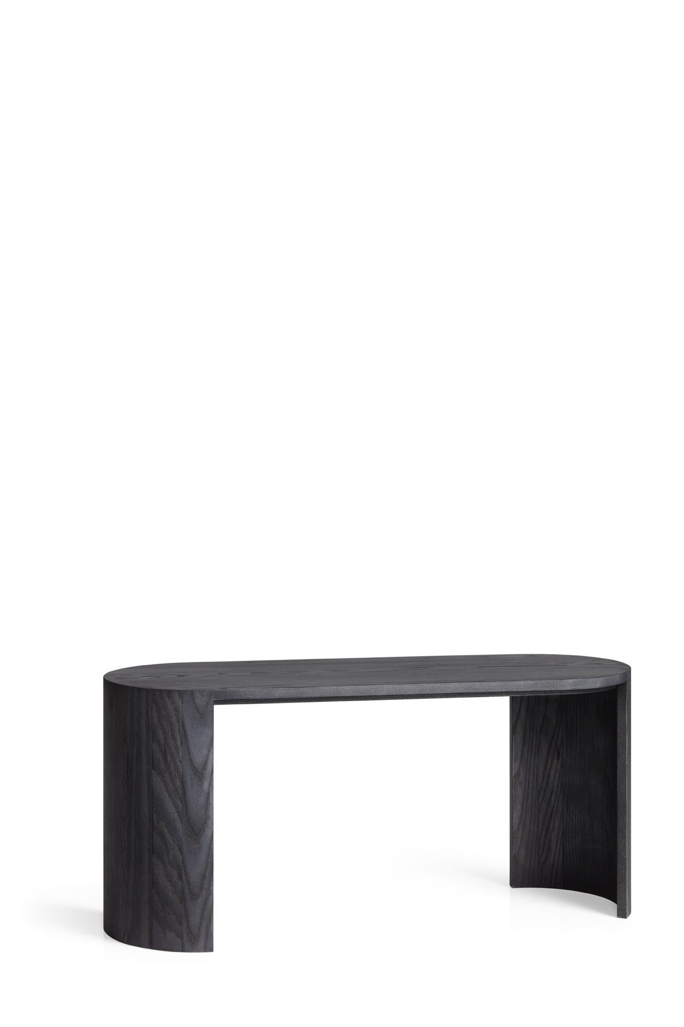 Banc Airisto avec Joanna Laajisto. Les meubles de la collection Airisto sont multifonctionnels, ils peuvent être utilisés comme table d'appoint, tabouret et banc. Le frêne naturel met en valeur les belles caractéristiques du bois. En plus du bois