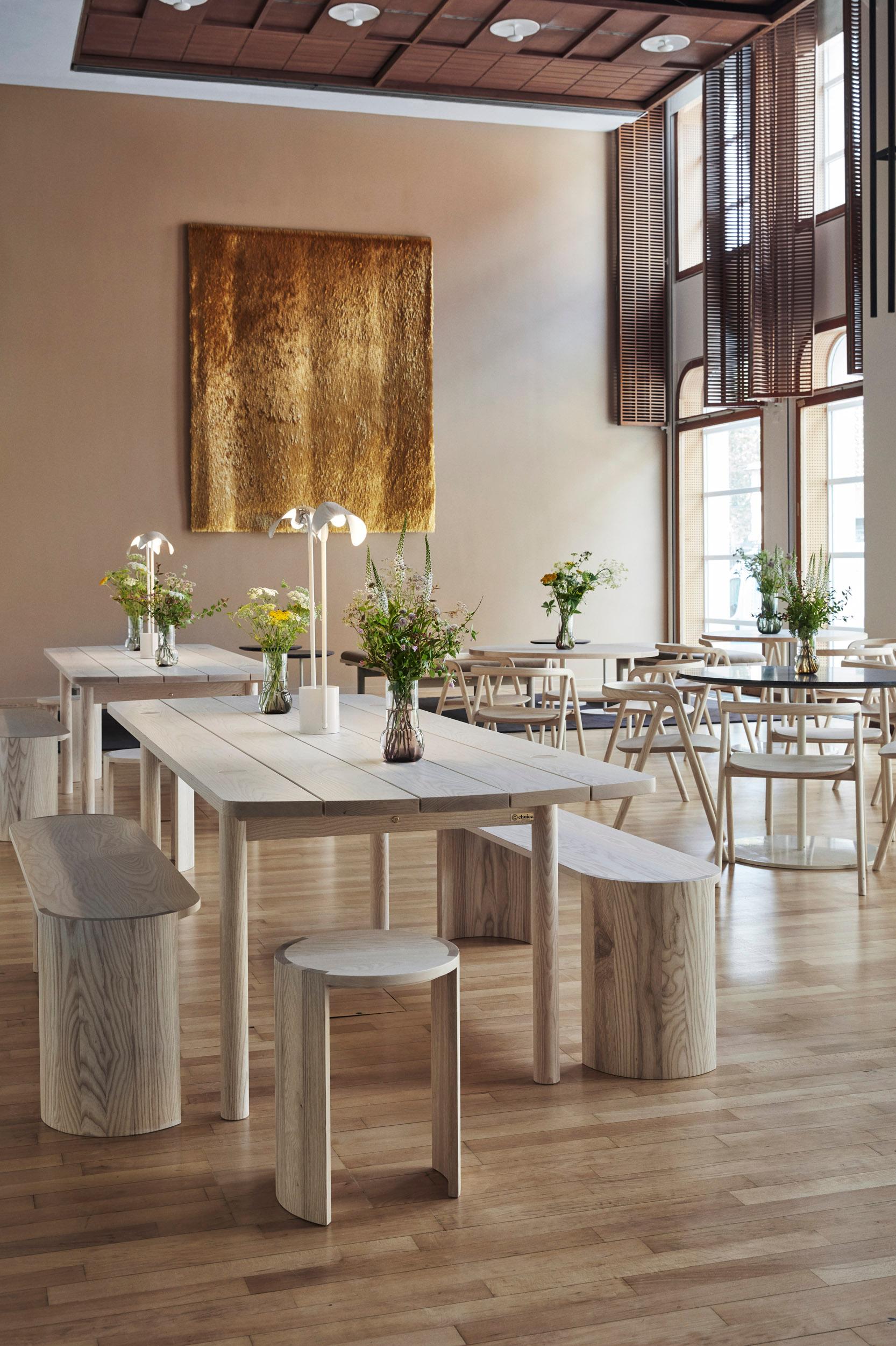 Scandinave moderne Table d'appoint et banc Airisto, une pièce de design scandinave moderne en bois en vente