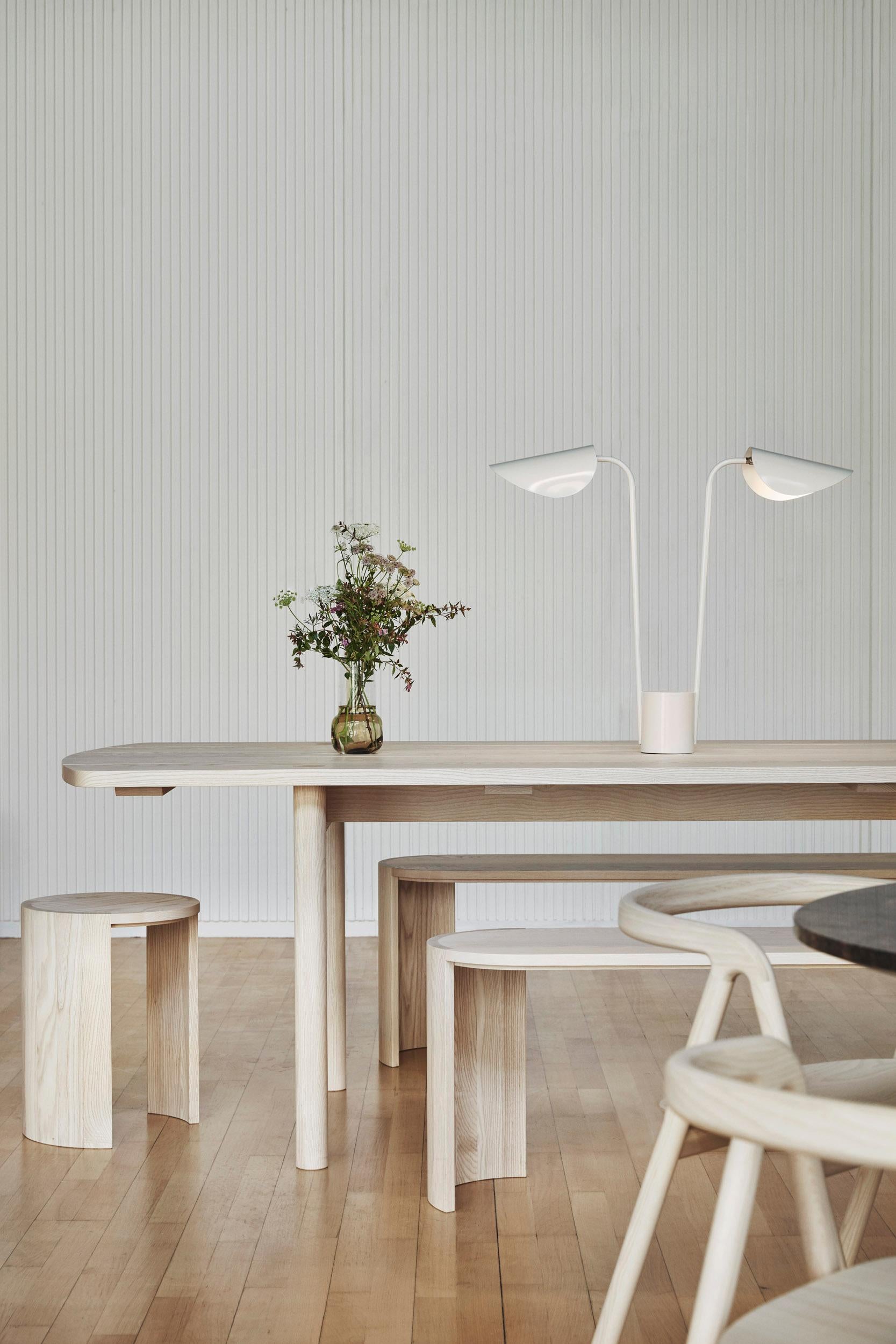 Finlandais Table d'appoint et banc Airisto, une pièce de design scandinave moderne en bois en vente
