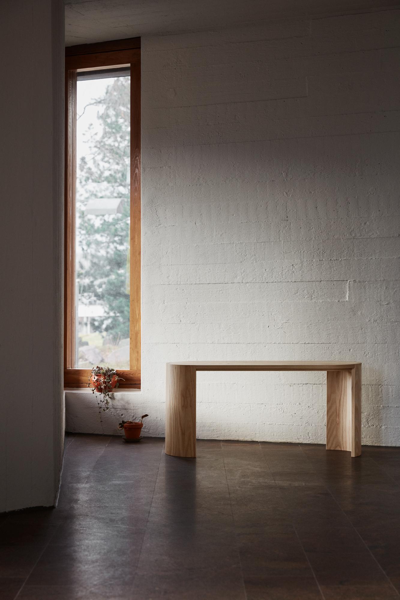 Table d'appoint et banc Airisto, une pièce de design scandinave moderne en bois Neuf - En vente à Halikko, Finland