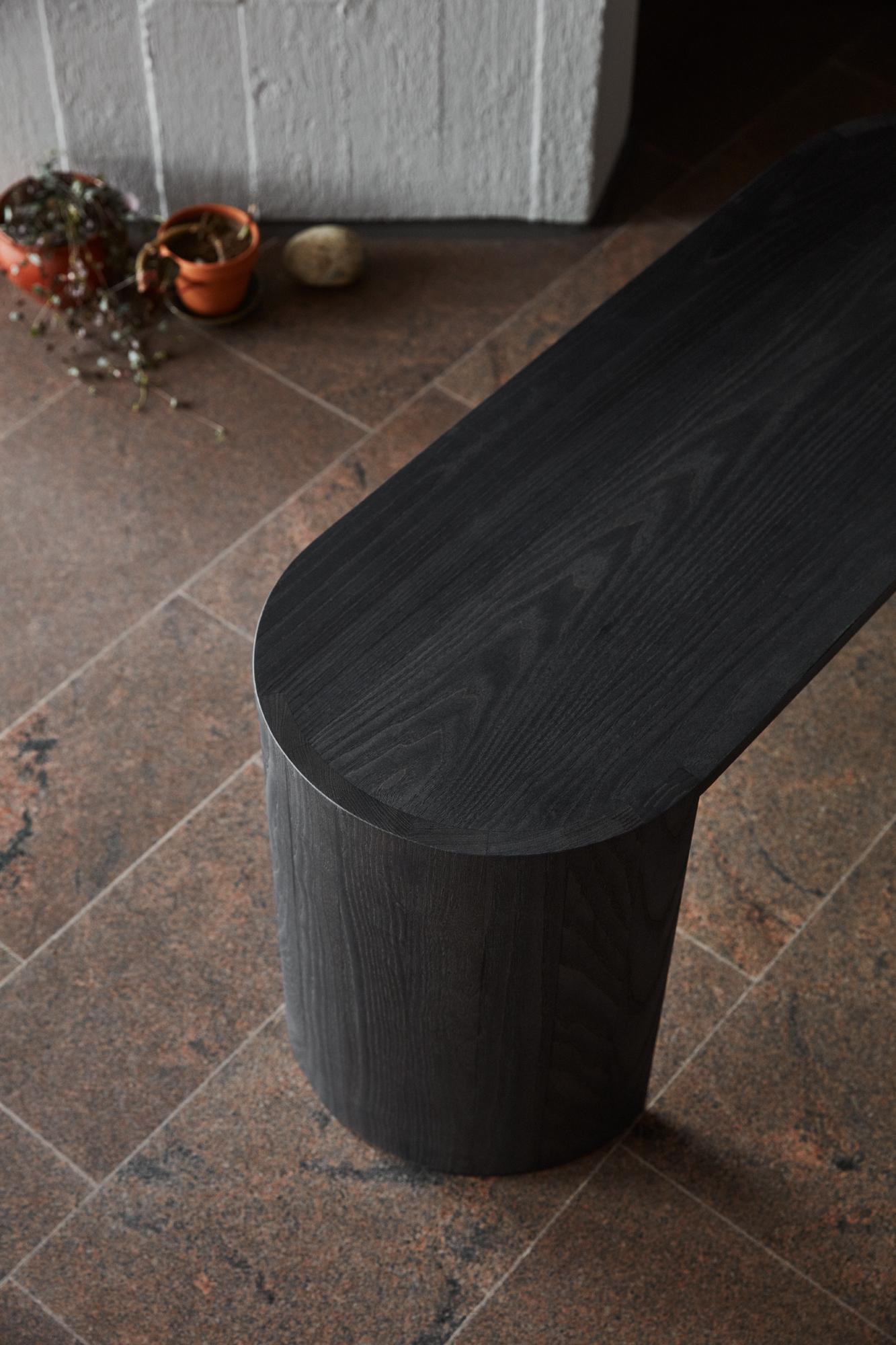 Frêne Table d'appoint et banc Airisto, une pièce de design scandinave moderne en bois en vente