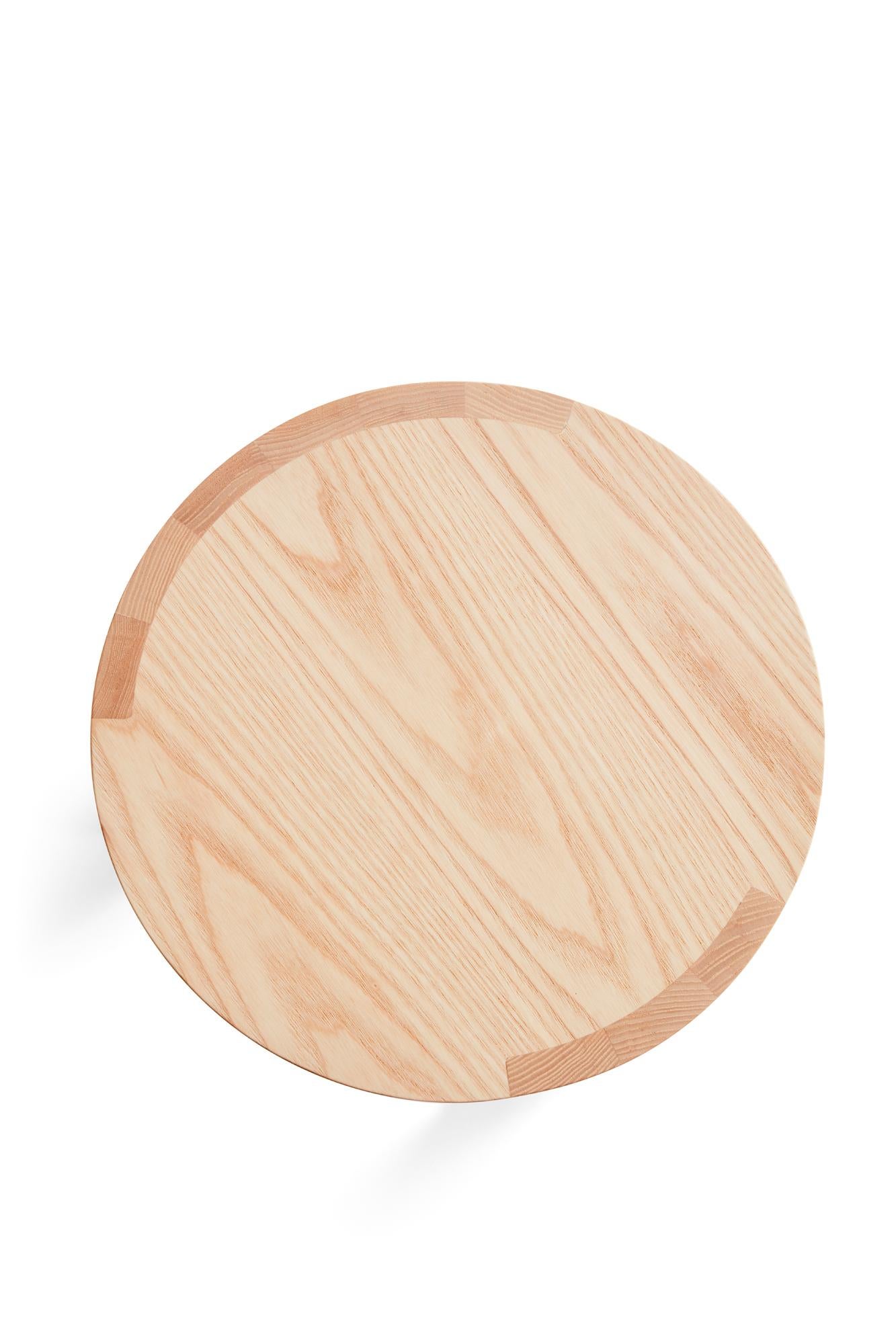 Table d'appoint Airisto avec Joanna Laajisto.
Les meubles de la collection Airisto sont multifonctionnels - ils peuvent être utilisés comme table d'appoint, tabouret et banc. Le frêne naturel met en valeur les belles caractéristiques du bois. Outre