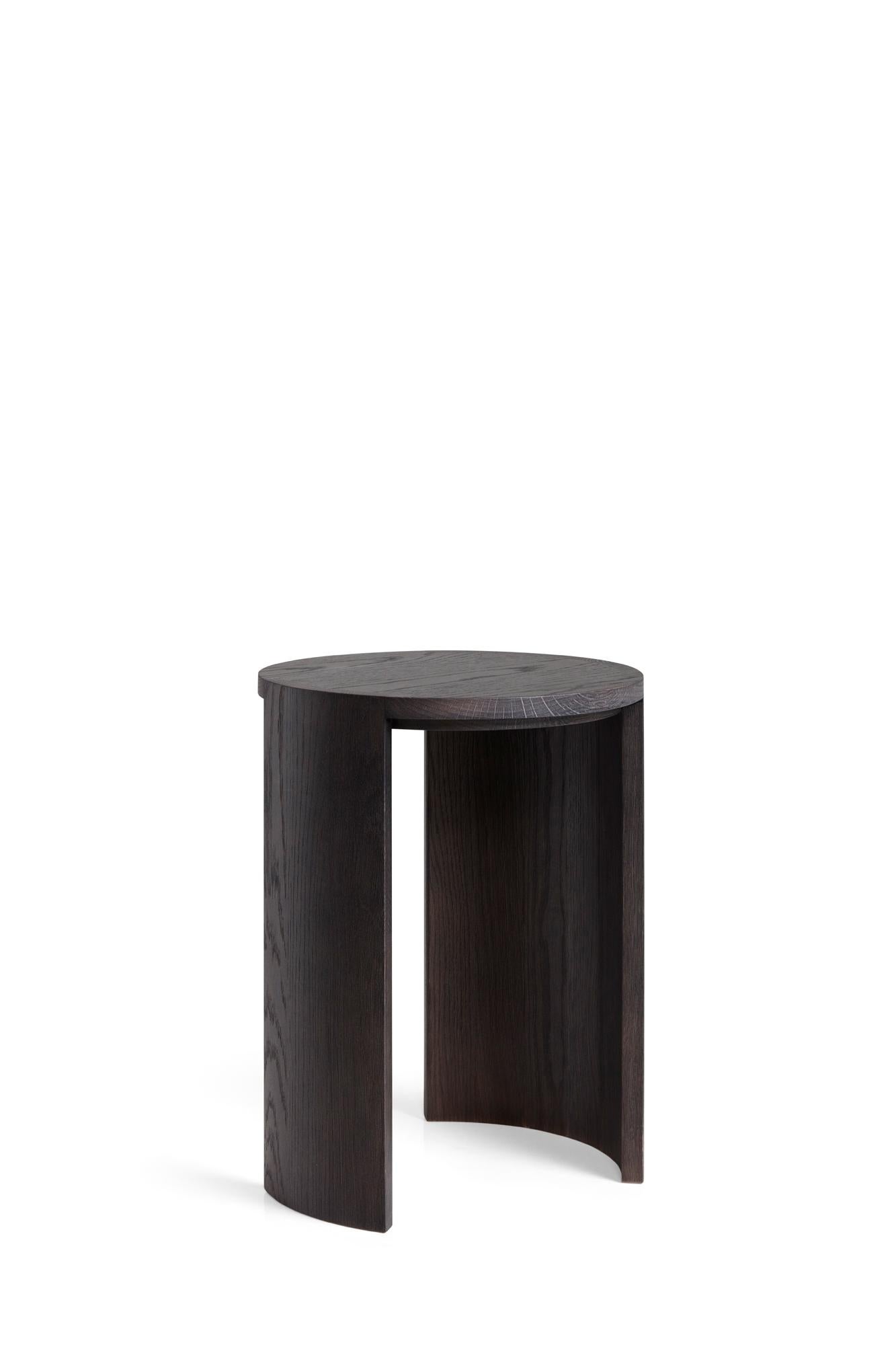Airisto Beistelltisch und Hocker, ein modernes skandinavisches Designstück aus Holz (Skandinavische Moderne) im Angebot