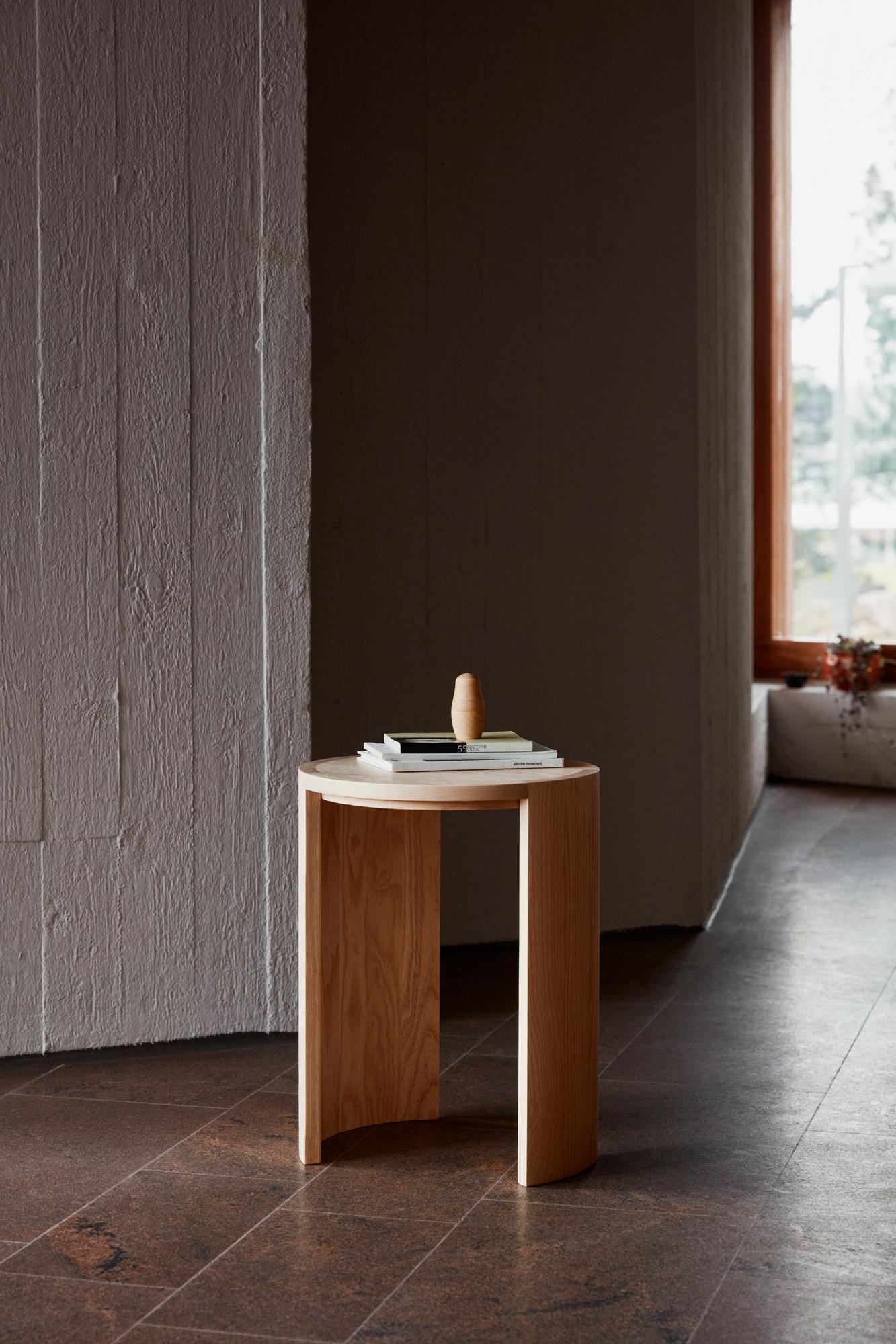 Airisto Beistelltisch und Hocker, ein modernes skandinavisches Designstück aus Holz (Handgefertigt) im Angebot