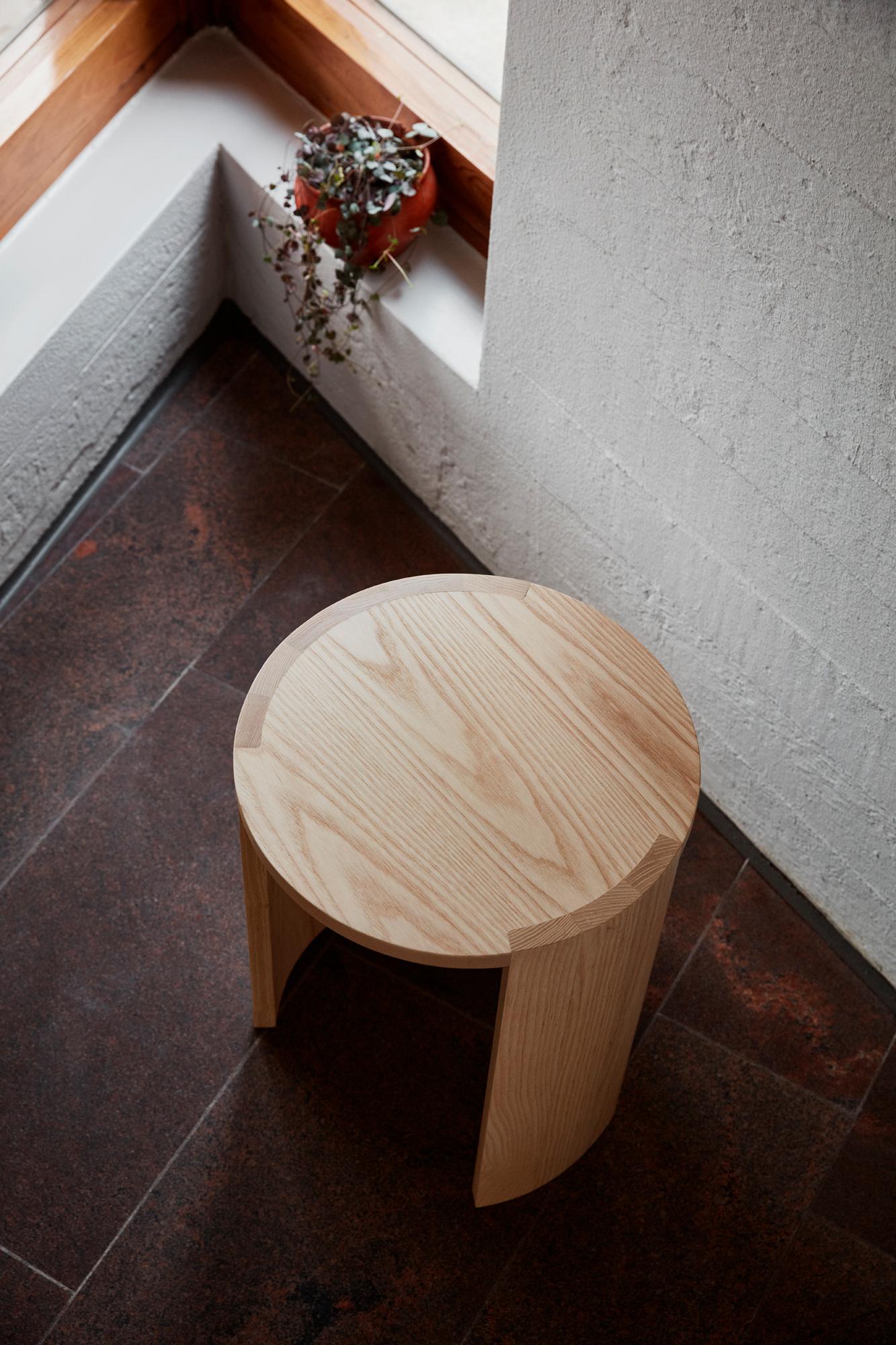 Airisto Beistelltisch und Hocker, ein modernes skandinavisches Designstück aus Holz im Zustand „Neu“ im Angebot in Halikko, Finland