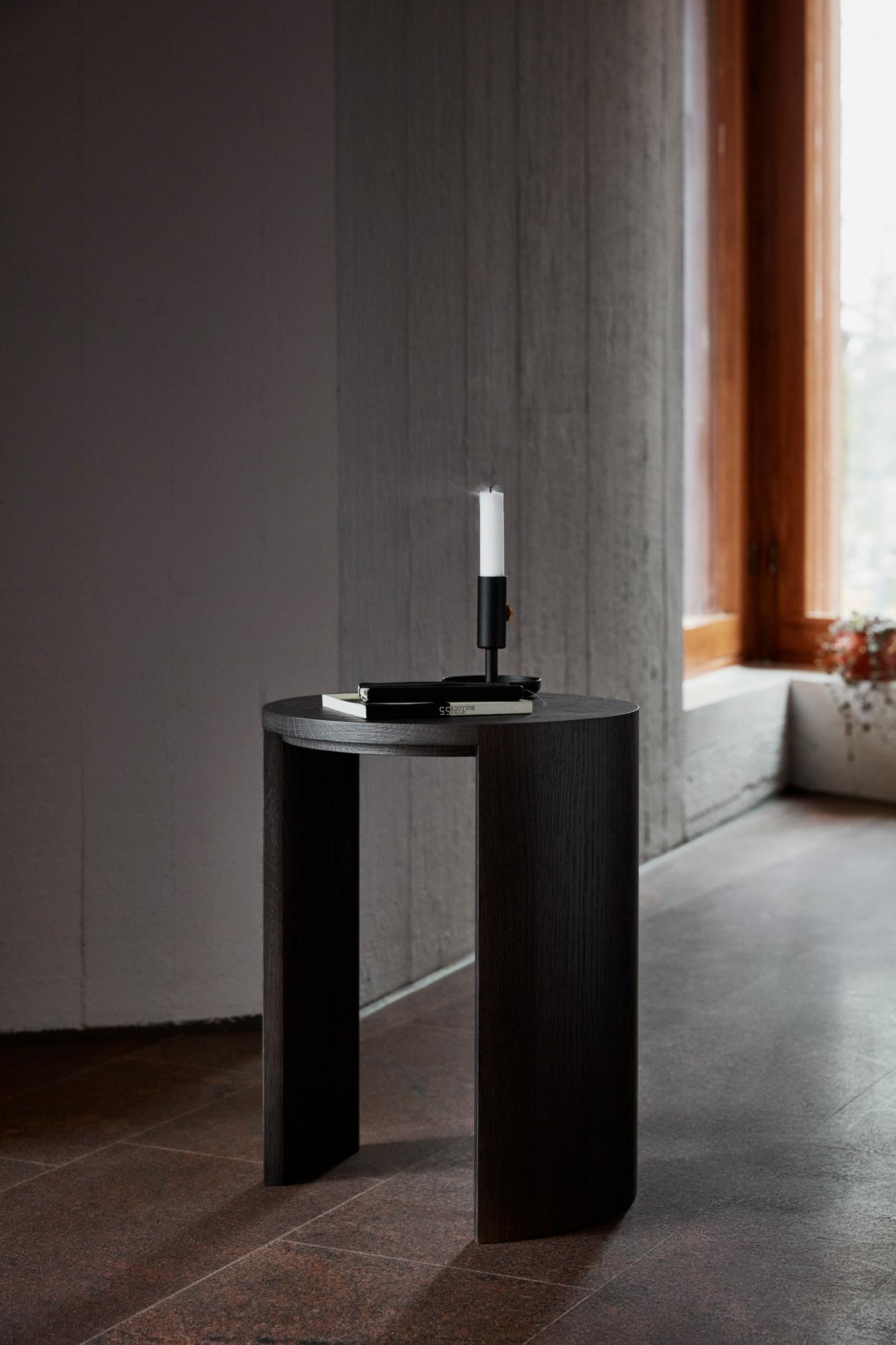 Airisto Beistelltisch und Hocker, ein modernes skandinavisches Designstück aus Holz (21. Jahrhundert und zeitgenössisch) im Angebot