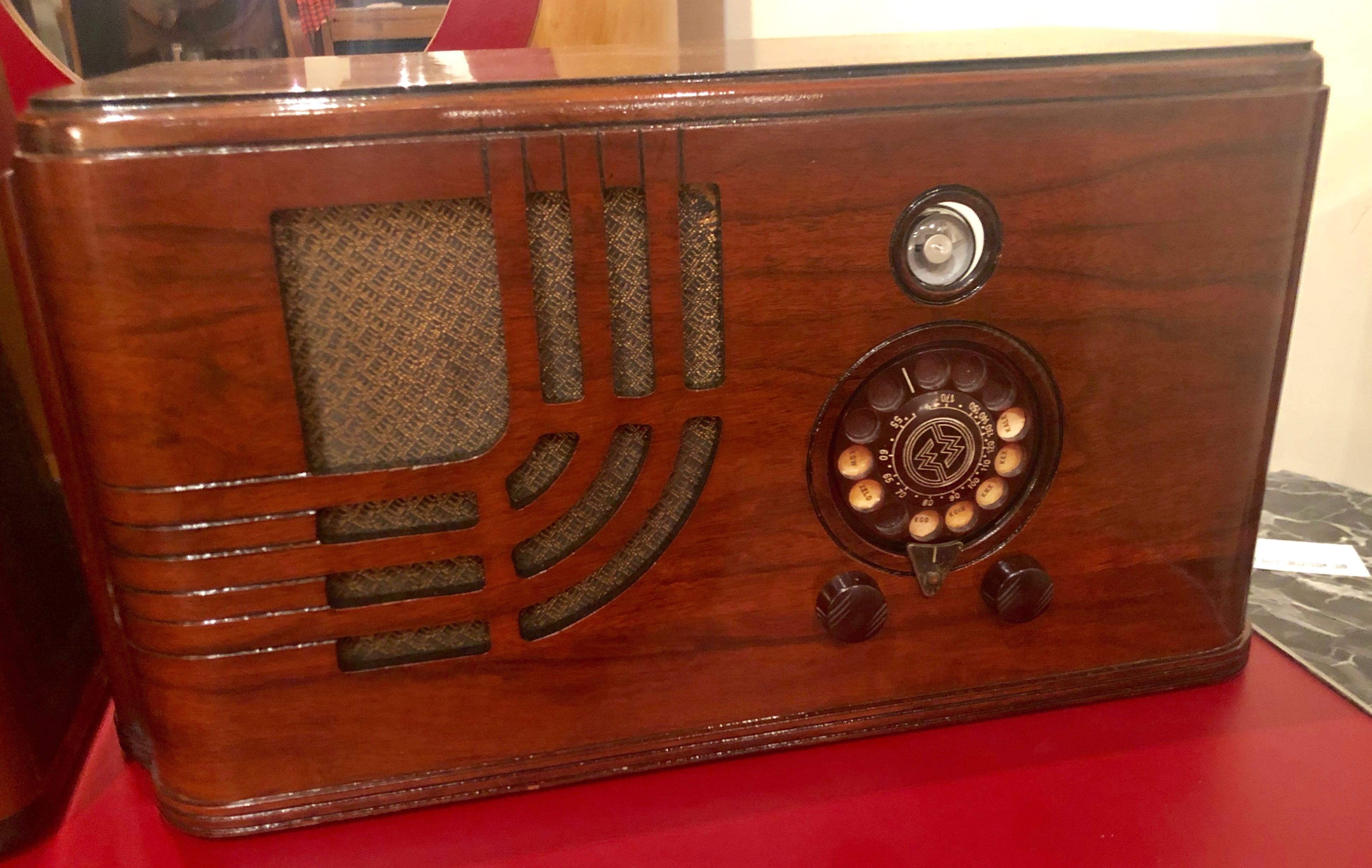 The Airline 62-346 Art Deco restored tube radio bluetooth was sold through montgomery ward, circa 1938. The chassis and cabinets were made by other companies like Belmont and Wells-Gardner and were well constructed with popular cabinet designs. The