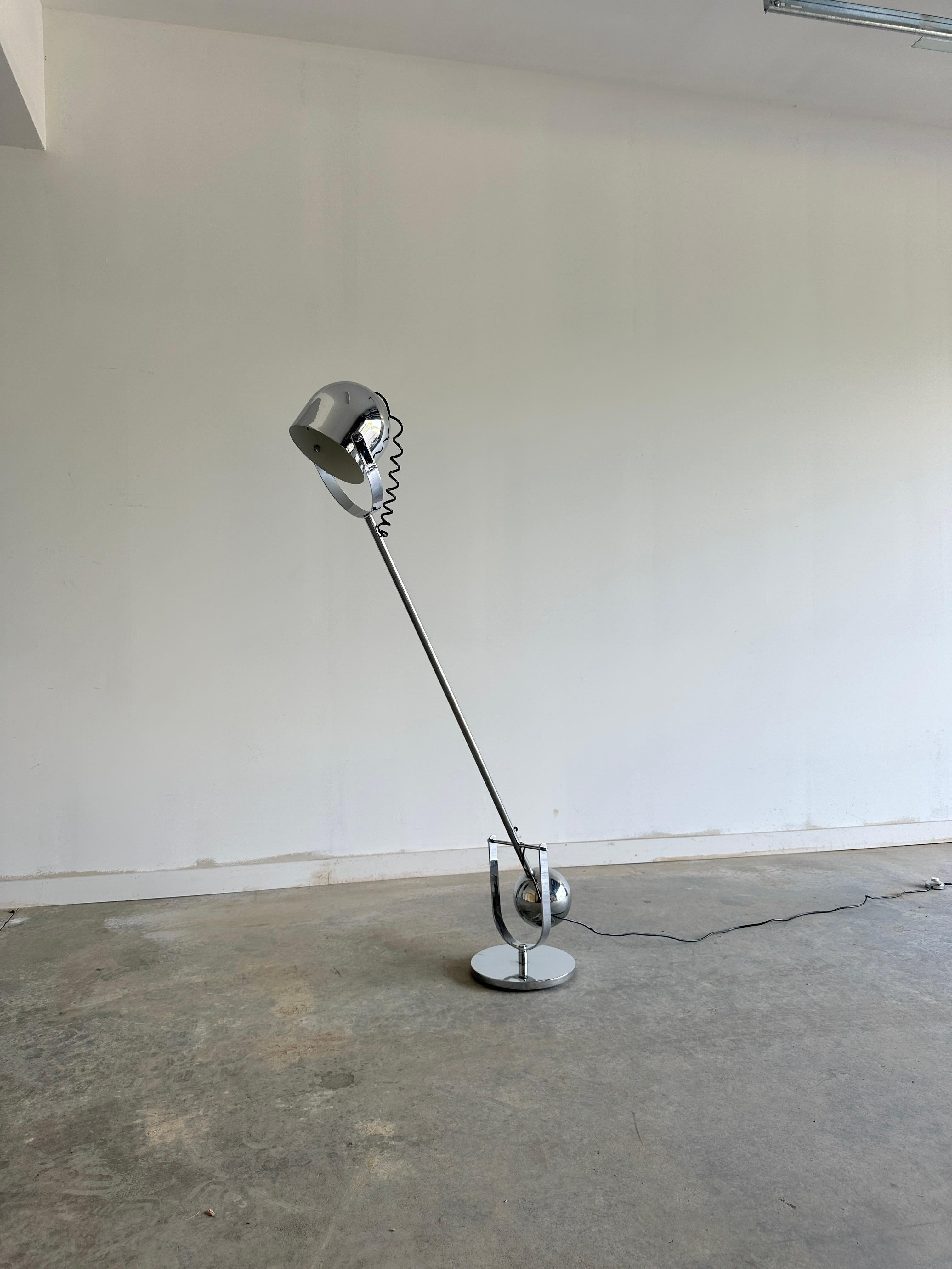 La lampe Airone de Sergio Asti est une pièce d'éclairage étonnante qui associe des formes géométriques à des matériaux métalliques. Il est fabriqué en métal tubulaire chromé, ce qui lui confère une apparence brillante et élégante. La lampe a une