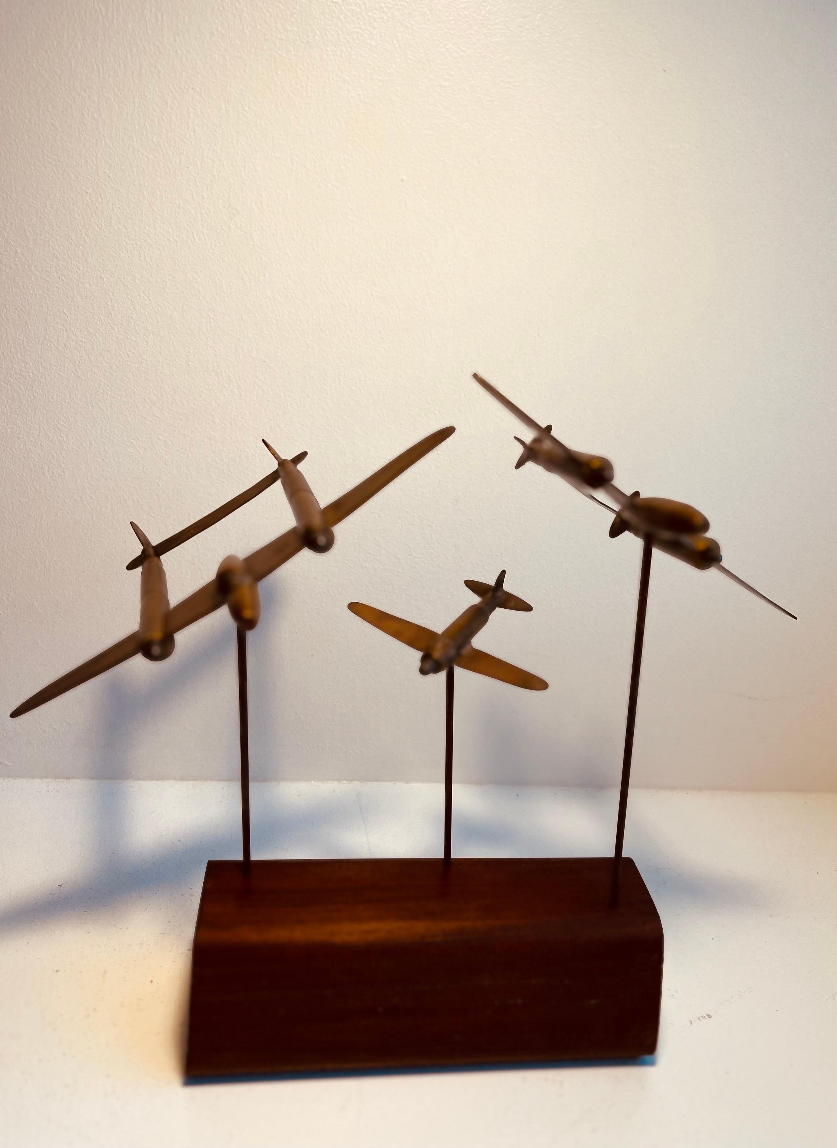 Escultura de avión sobre soporte de madera
Arte popular - Posible arte de trinchera
hacia 1950

