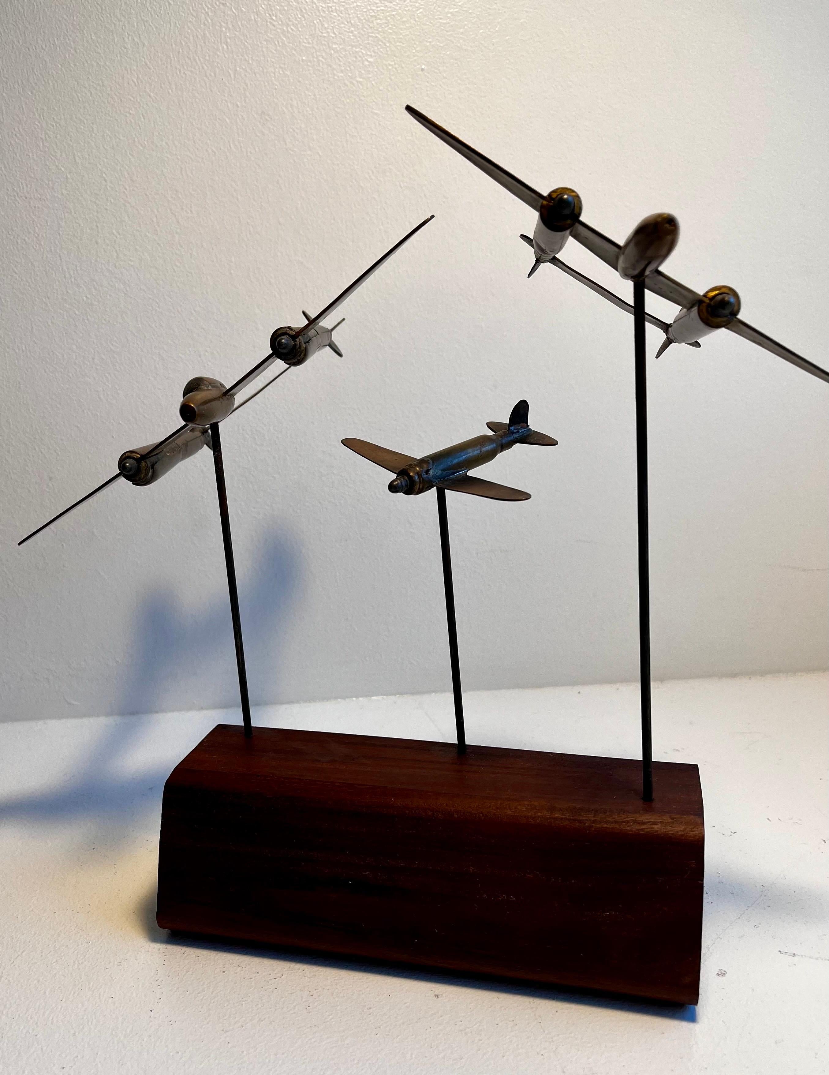 Escultura de avión sobre soporte de madera, arte popular de trinchera Moderno de mediados de siglo en venta