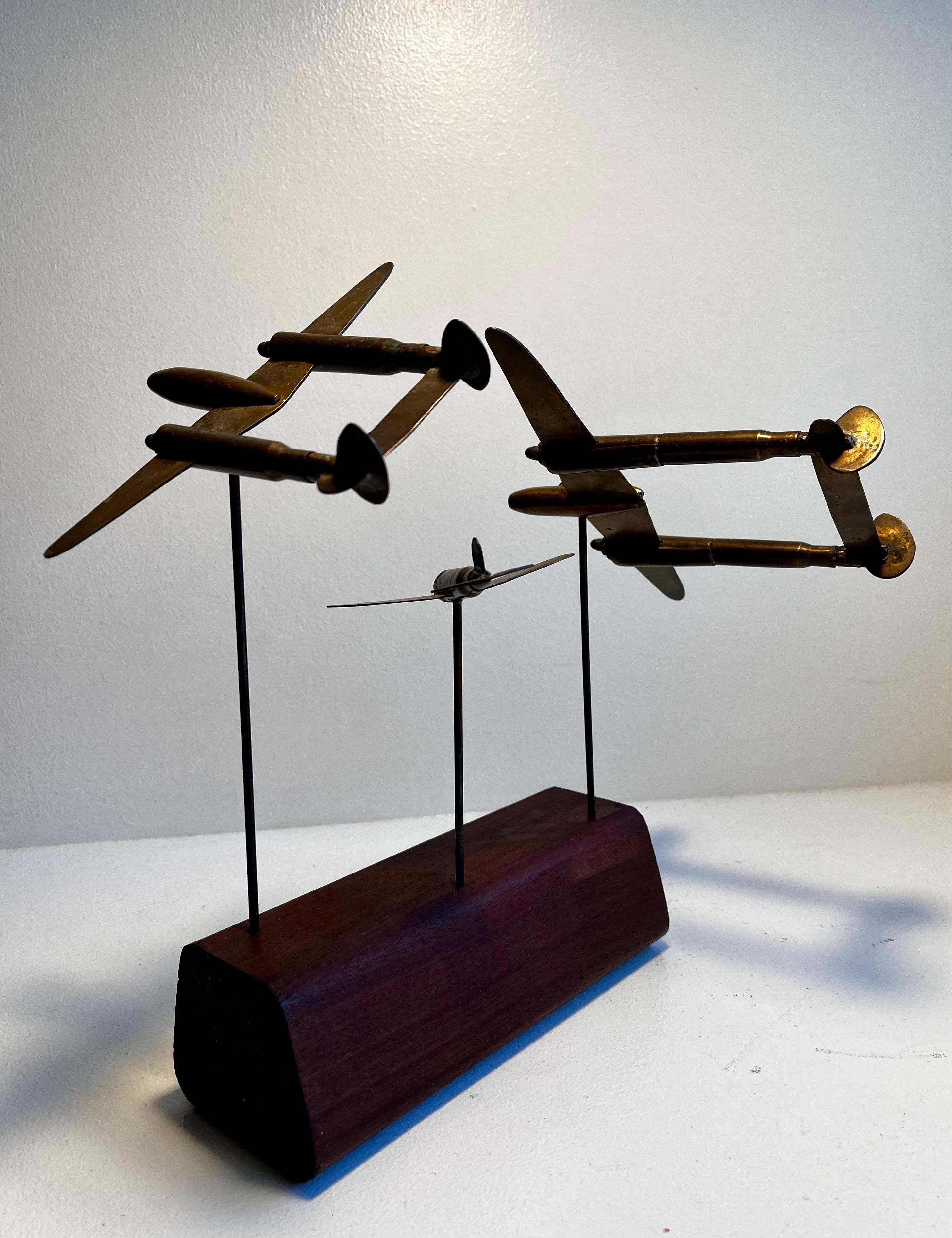 Escultura de avión sobre soporte de madera, arte popular de trinchera Estadounidense en venta