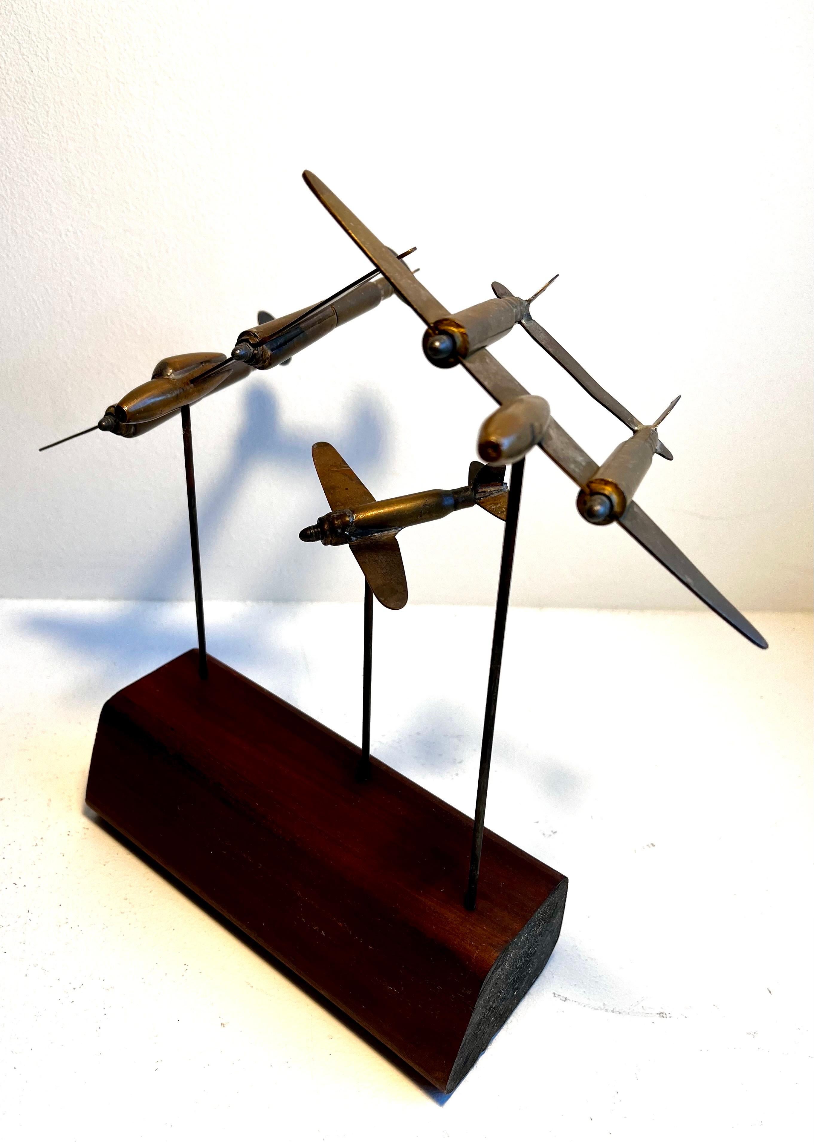 Escultura de avión sobre soporte de madera, arte popular de trinchera mediados del siglo XX en venta