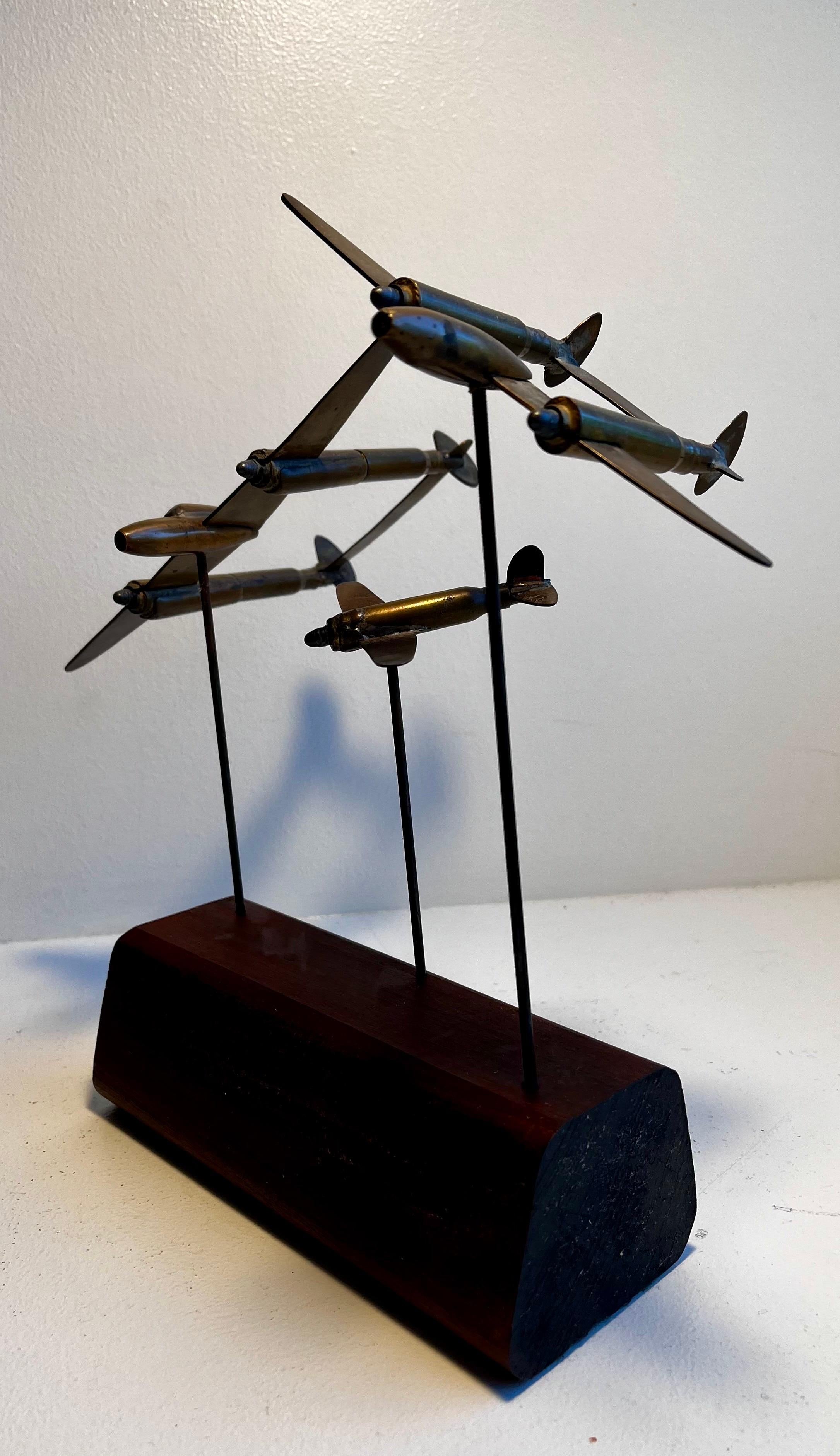 Escultura de avión sobre soporte de madera, arte popular de trinchera Metal en venta