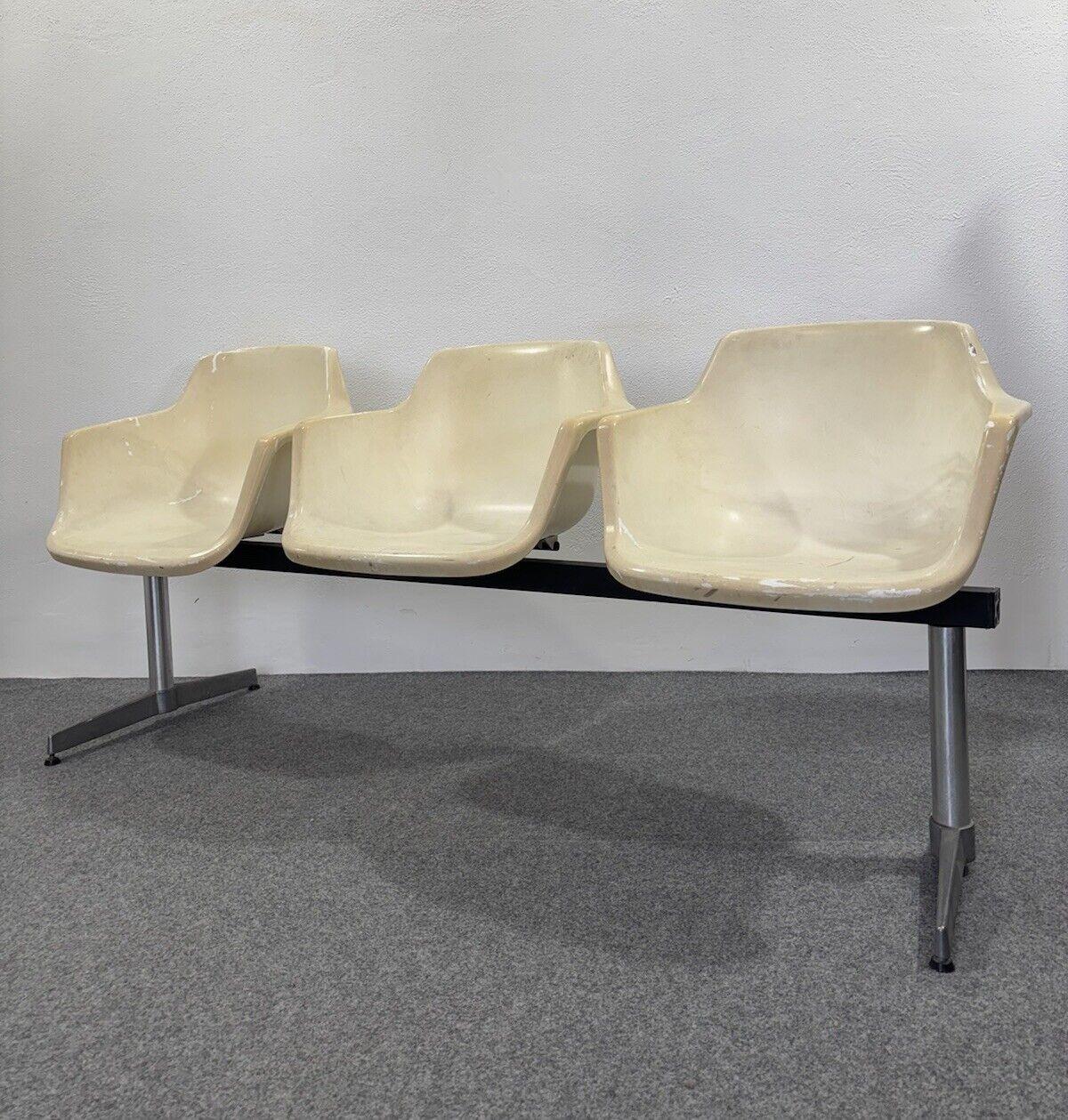 Banco Airport de Charles and Ray Eames Asientos en tándem para Herman Miller.

Estructura de metal en buenas condiciones, asiento de fibra de vidrio en discretas condiciones, ideal para restaurar. (Ver foto)

Altezza 80 cm

Larghezza 185