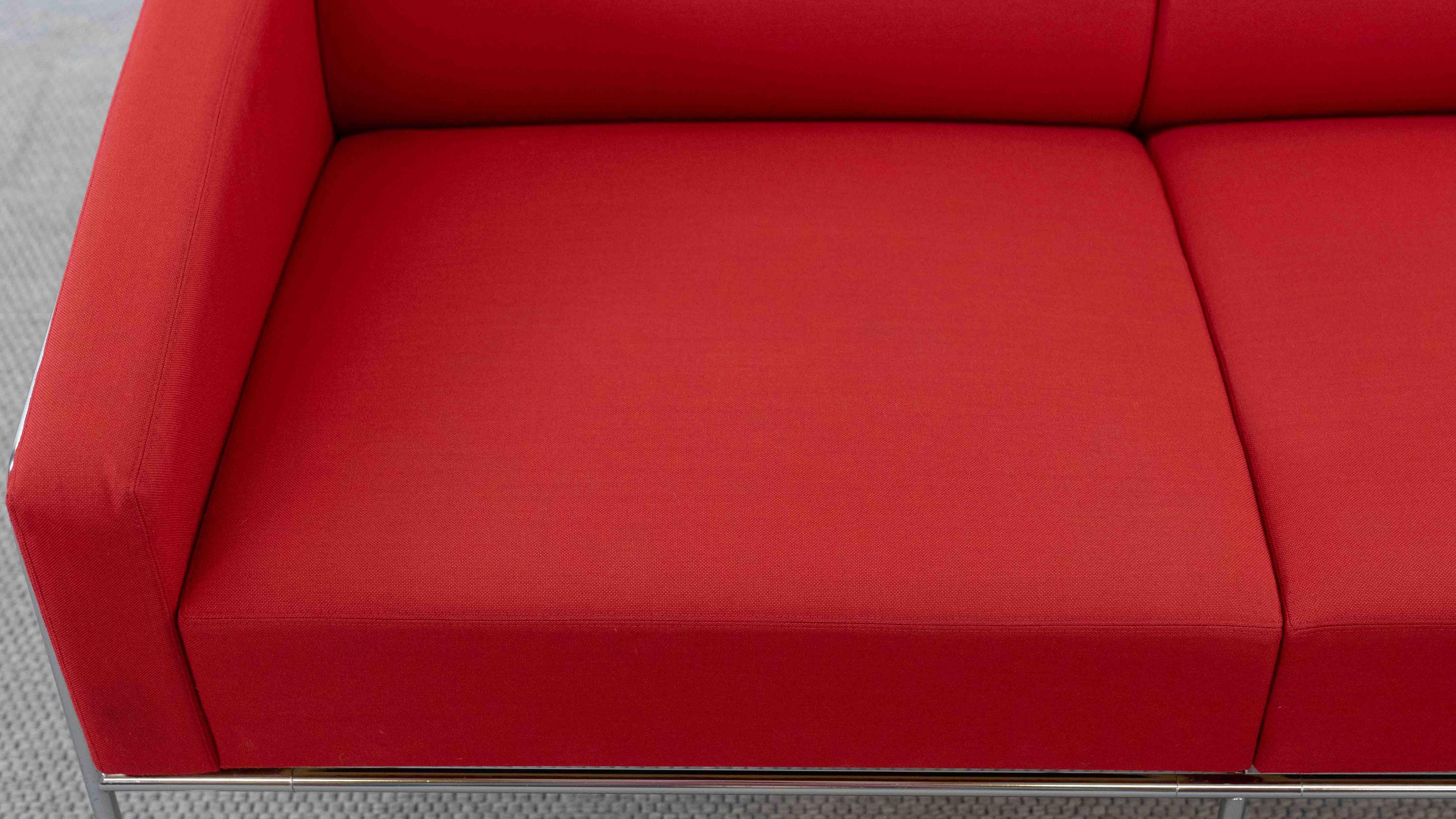 Airport Sofa Model 3300 by Arne Jacobsen for Fritz Hansen in red fabric For Sale 5