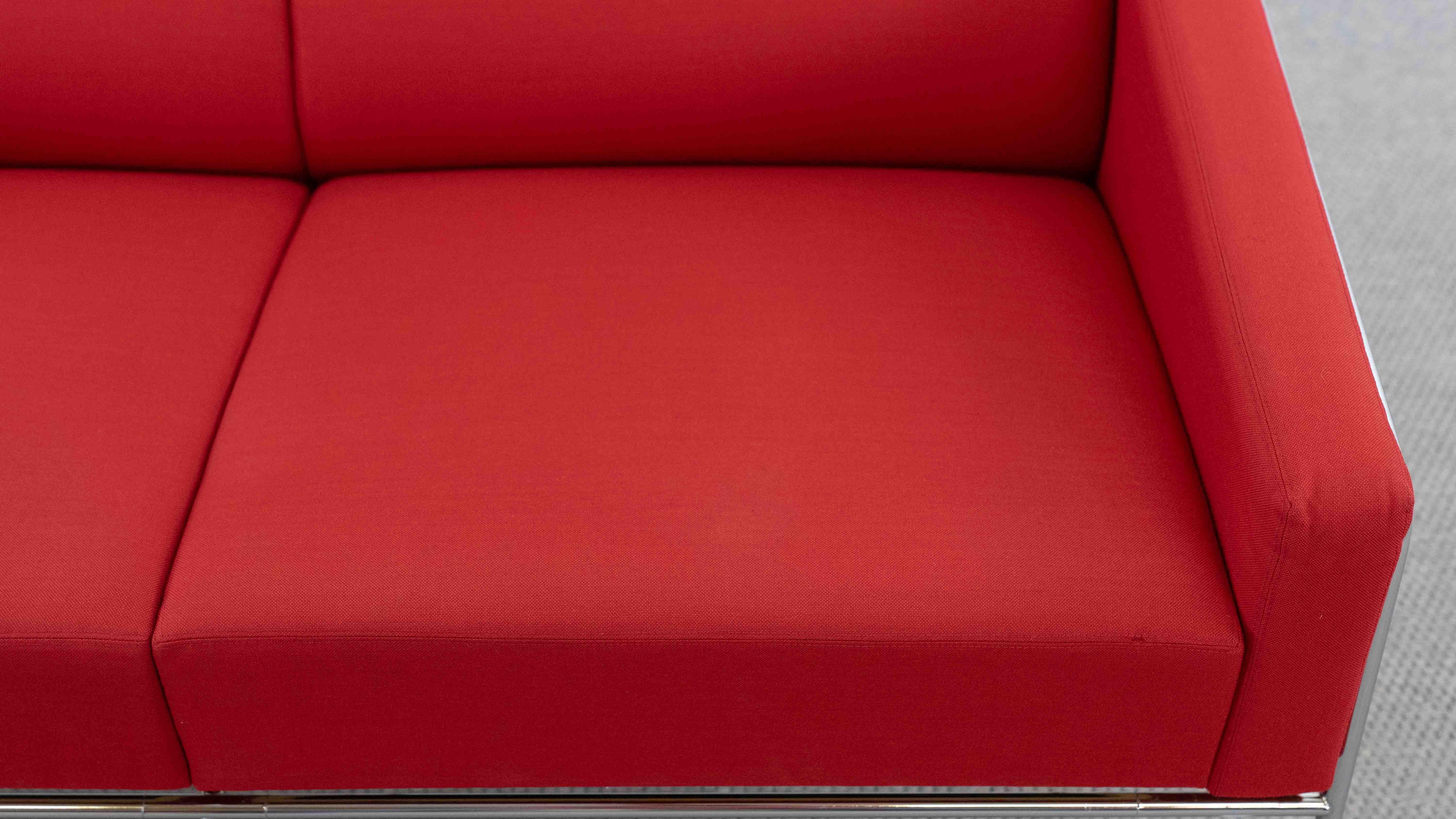 Airport Sofa Model 3300 by Arne Jacobsen for Fritz Hansen in red fabric For Sale 6