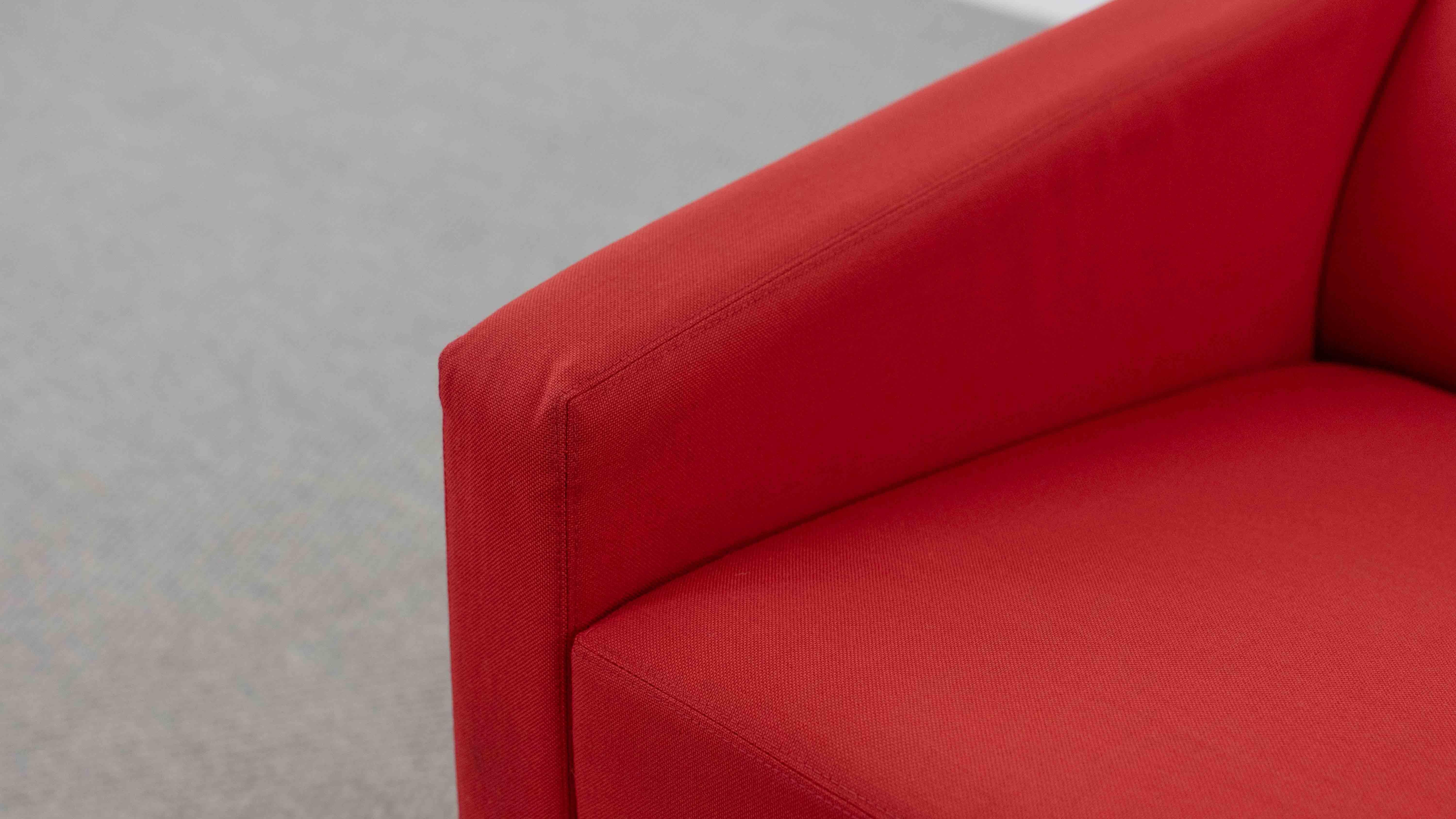 Airport Sofa Model 3300 by Arne Jacobsen for Fritz Hansen in red fabric For Sale 7