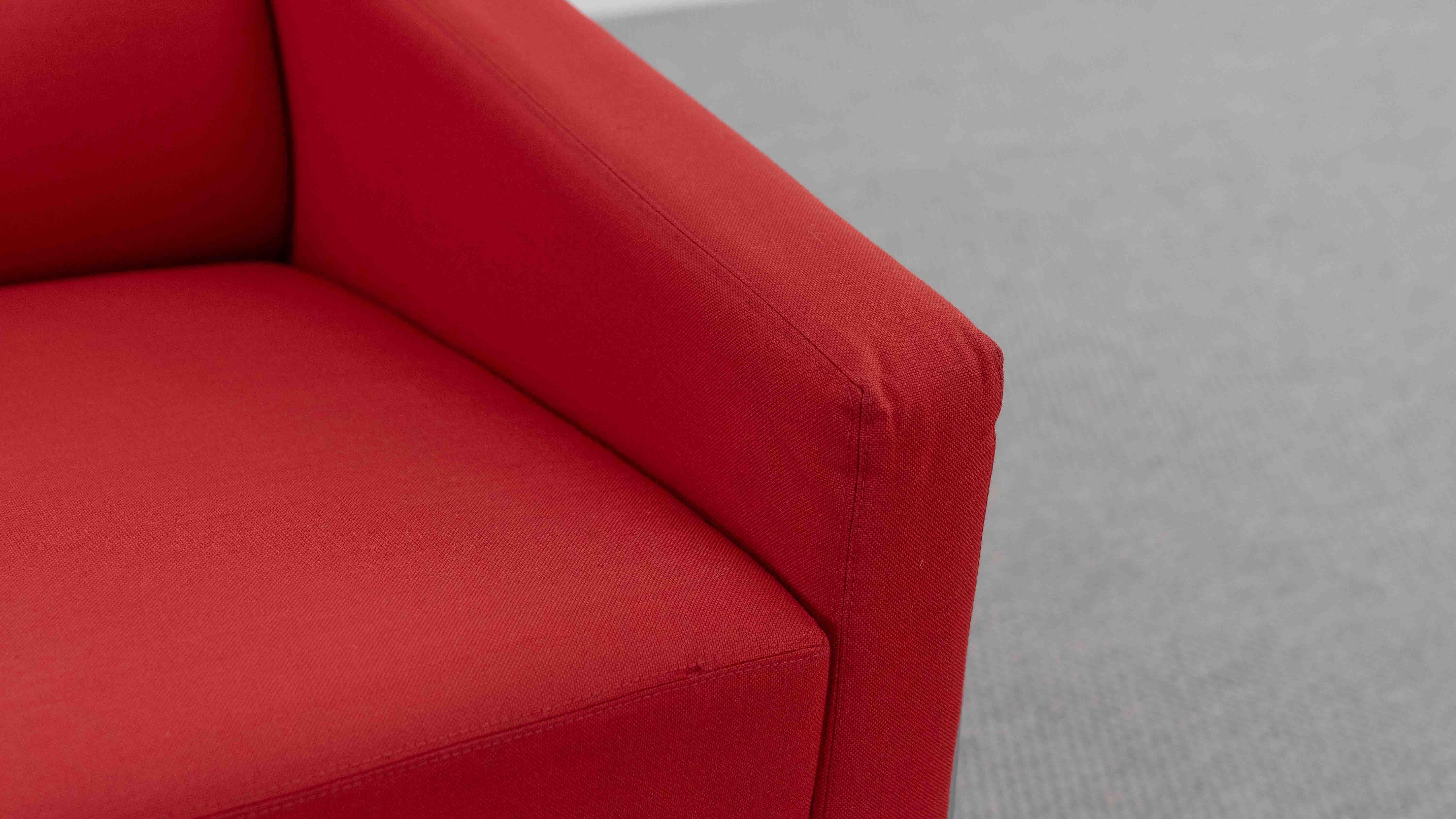 Airport Sofa Model 3300 by Arne Jacobsen for Fritz Hansen in red fabric For Sale 8