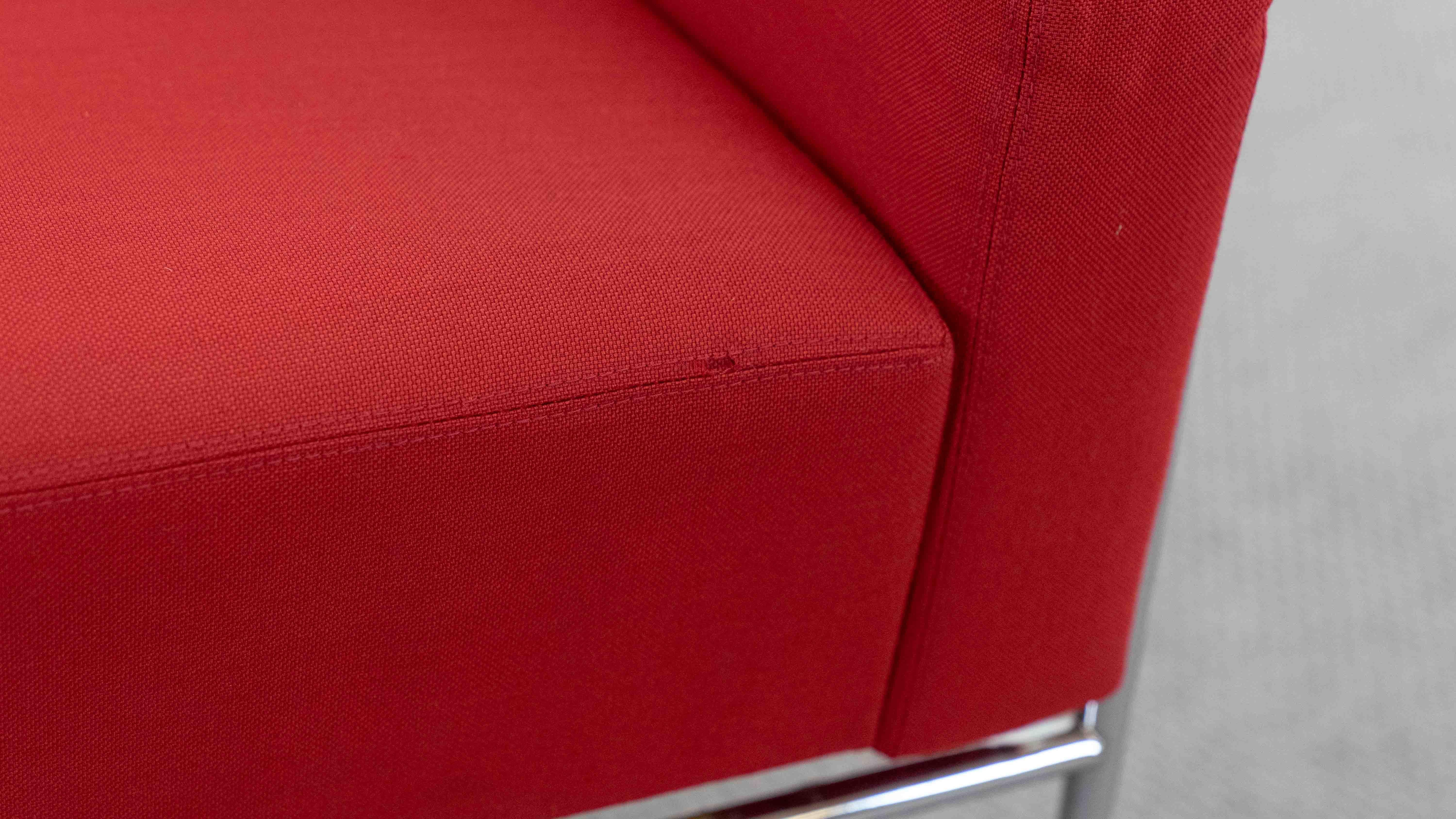 Airport Sofa Model 3300 by Arne Jacobsen for Fritz Hansen in red fabric For Sale 9
