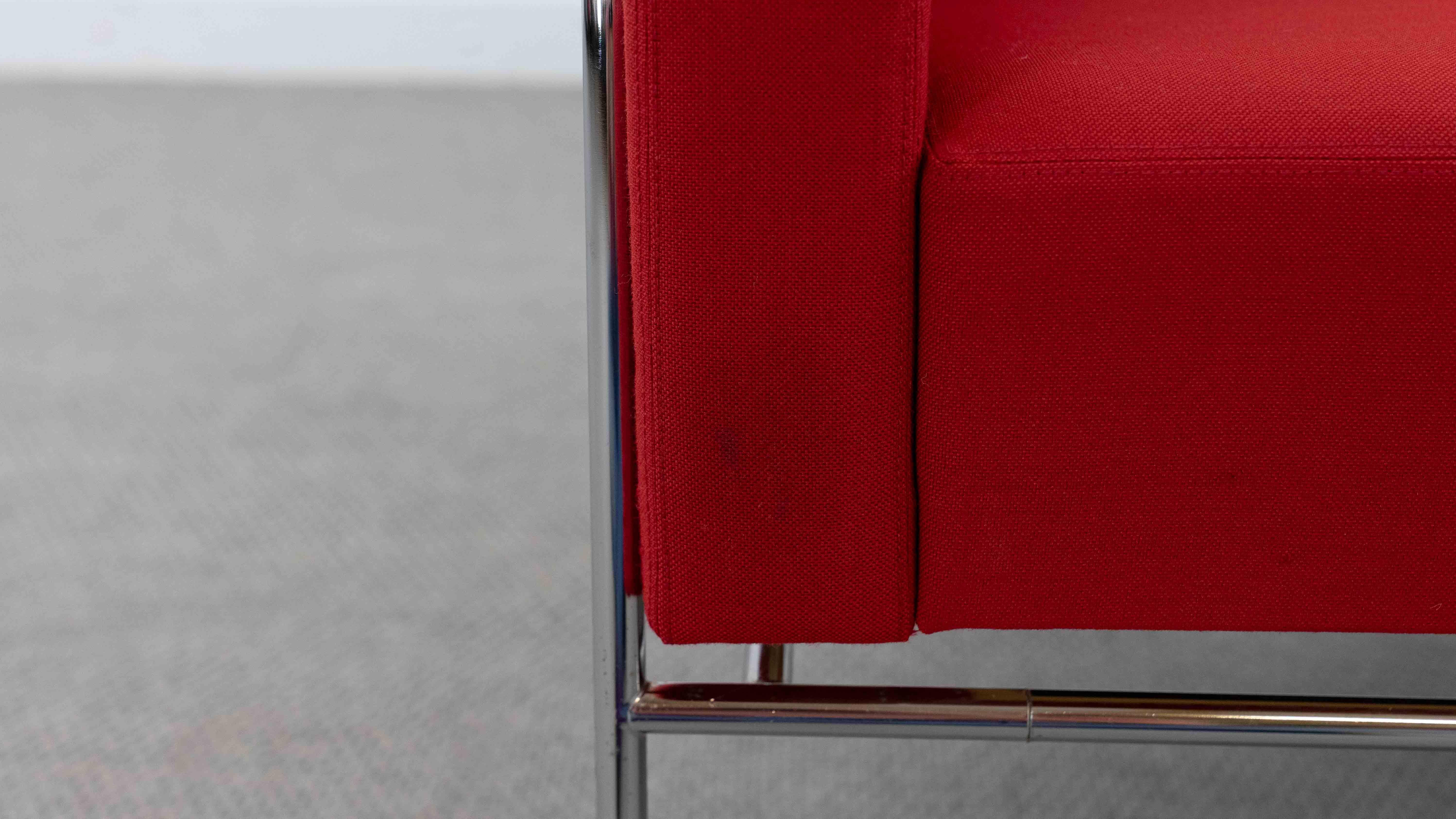 Airport Sofa Model 3300 by Arne Jacobsen for Fritz Hansen in red fabric For Sale 10