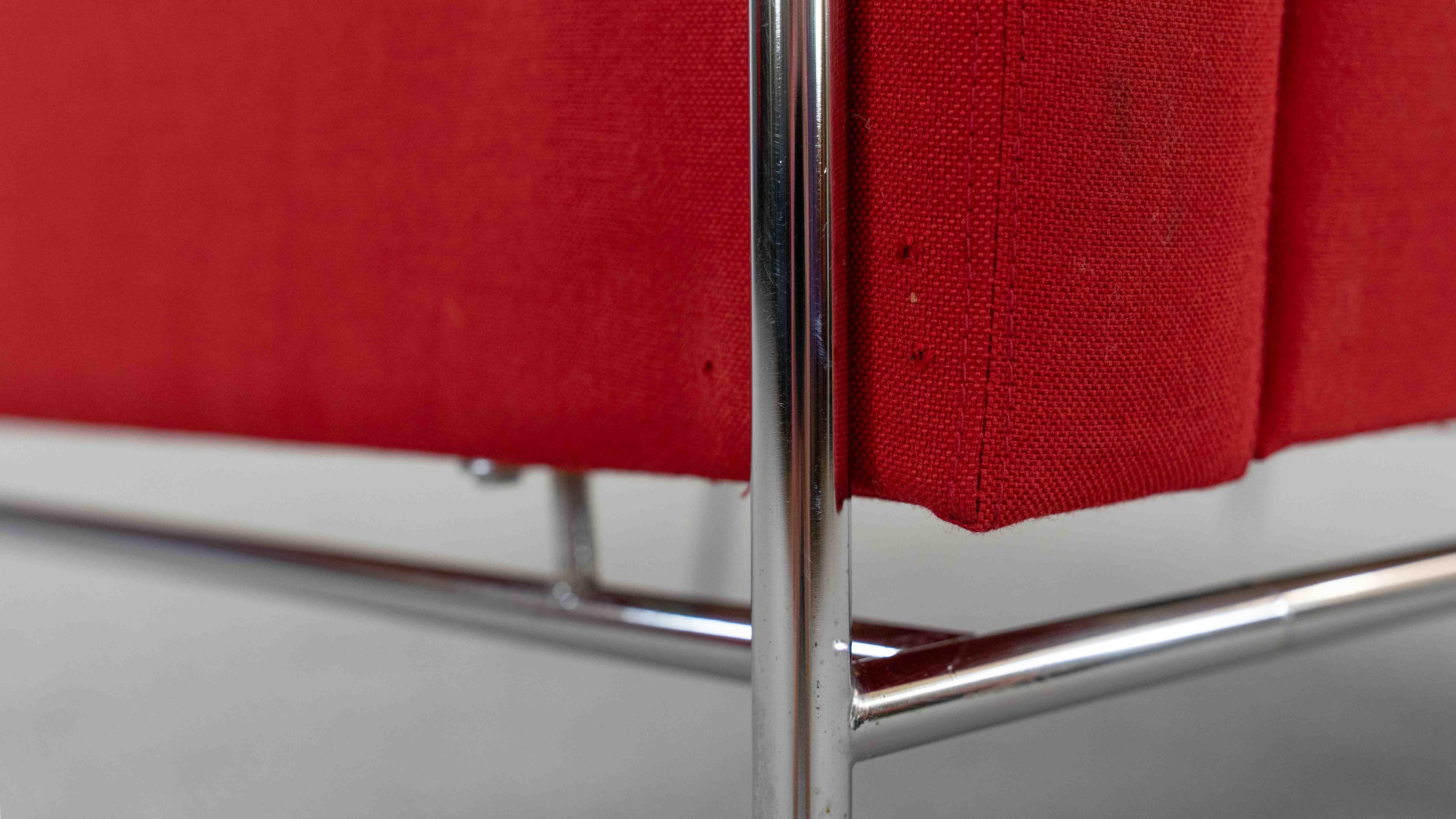 Airport Sofa Model 3300 by Arne Jacobsen for Fritz Hansen in red fabric For Sale 11