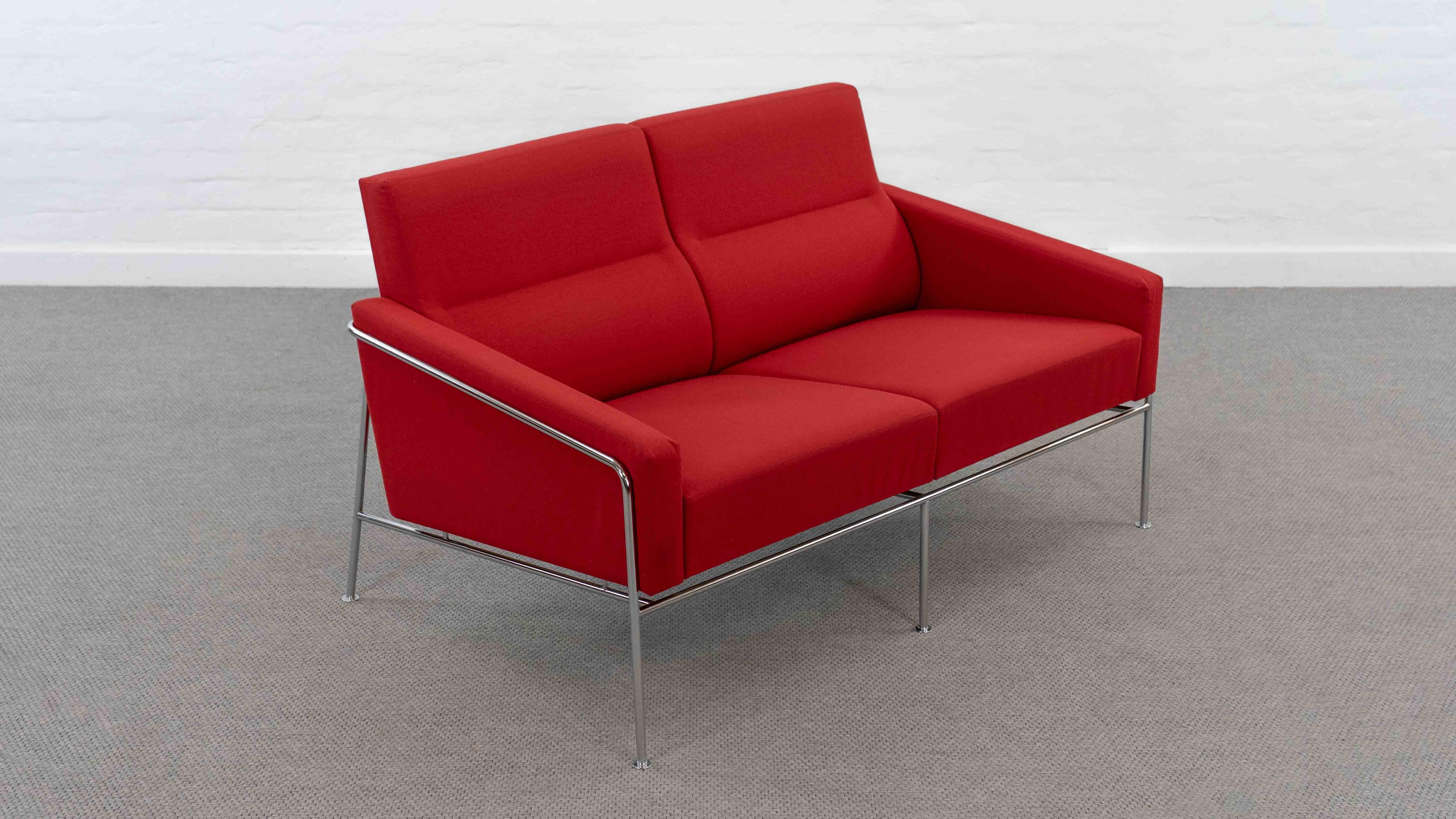 Airport Sofa Model 3300 by Arne Jacobsen for Fritz Hansen in red fabric For Sale 13