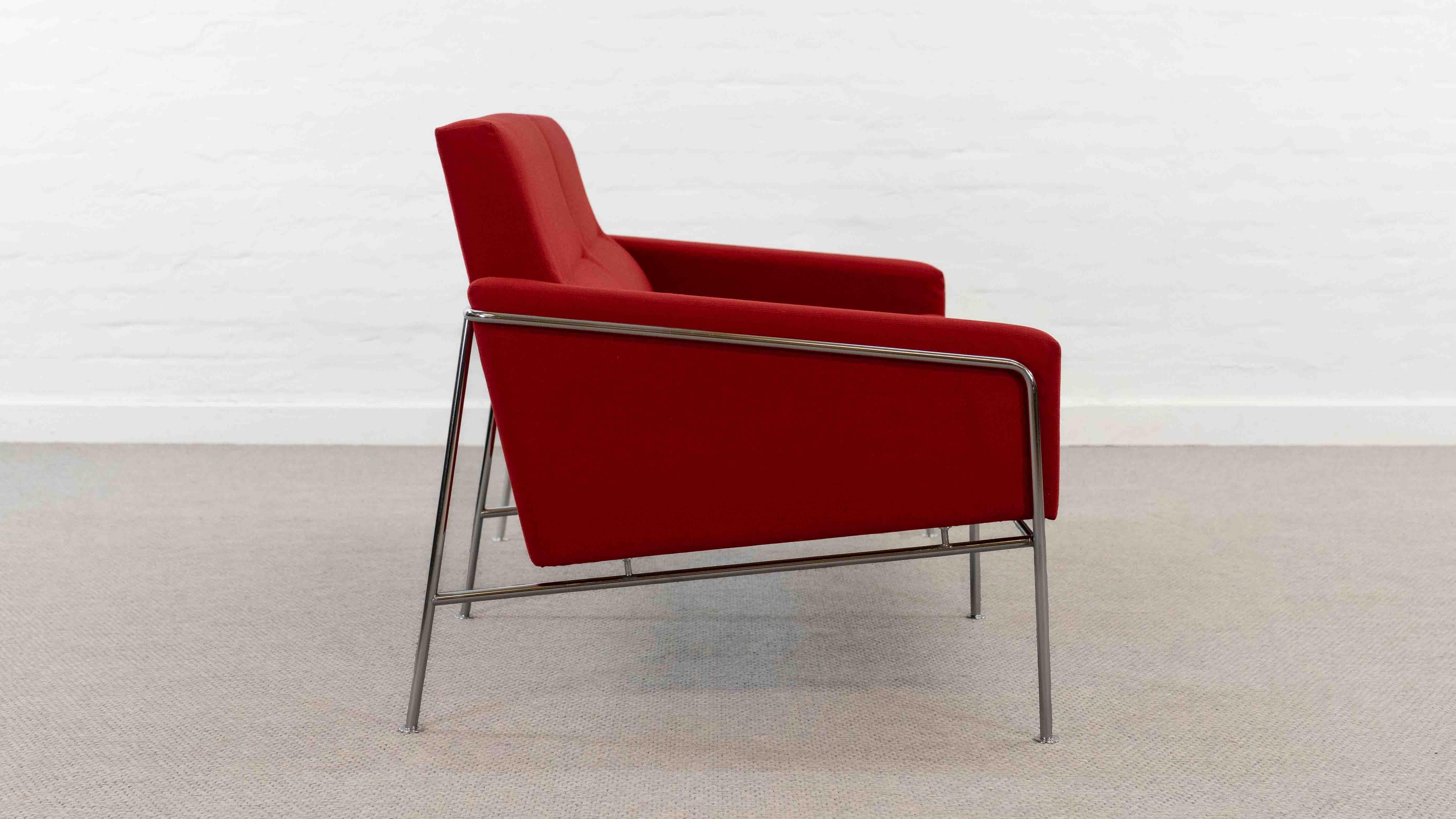 Scandinavian Modern Airport Sofa Model 3300 by Arne Jacobsen for Fritz Hansen in red fabric For Sale