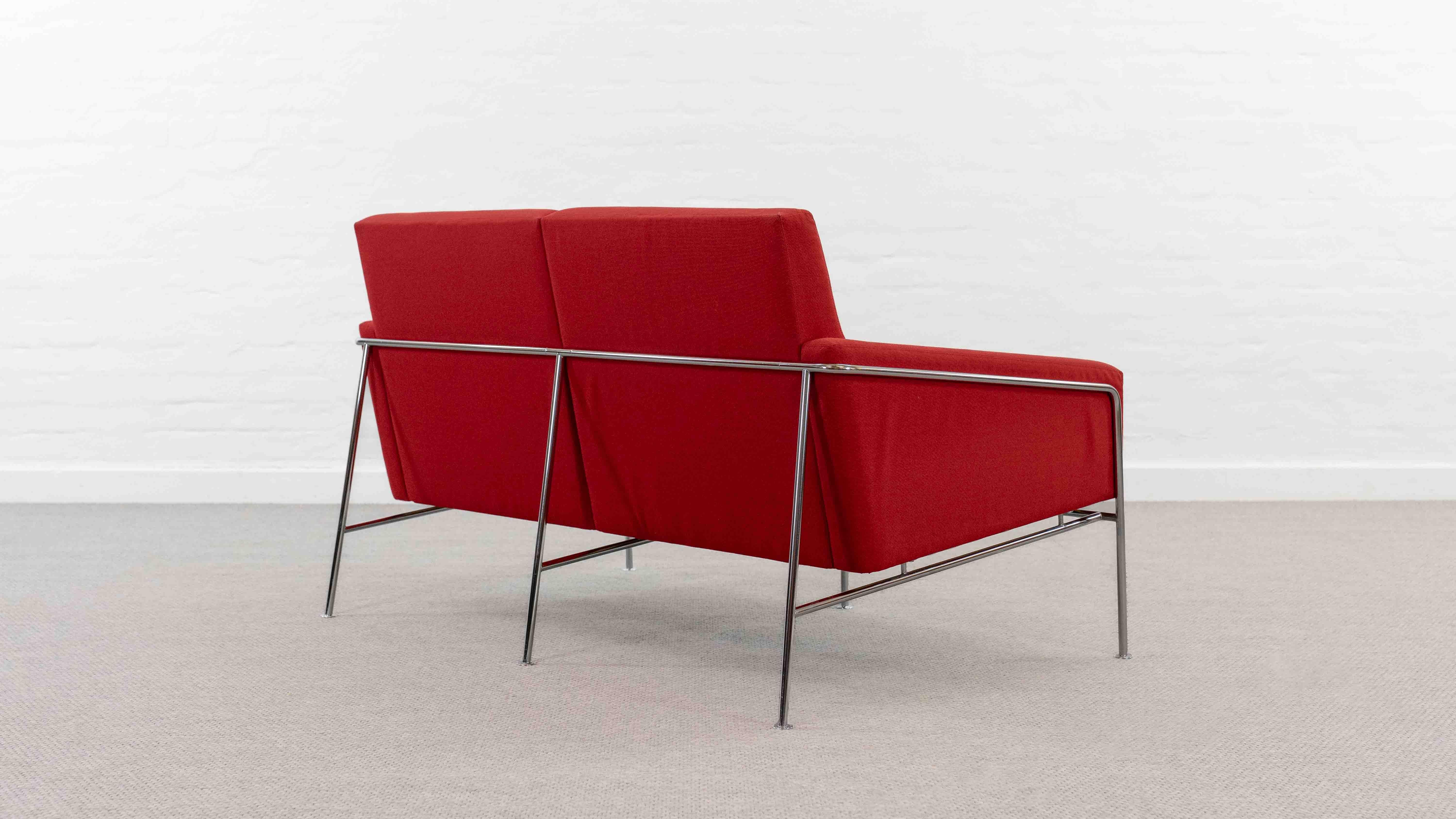 Danish Airport Sofa Model 3300 by Arne Jacobsen for Fritz Hansen in red fabric For Sale