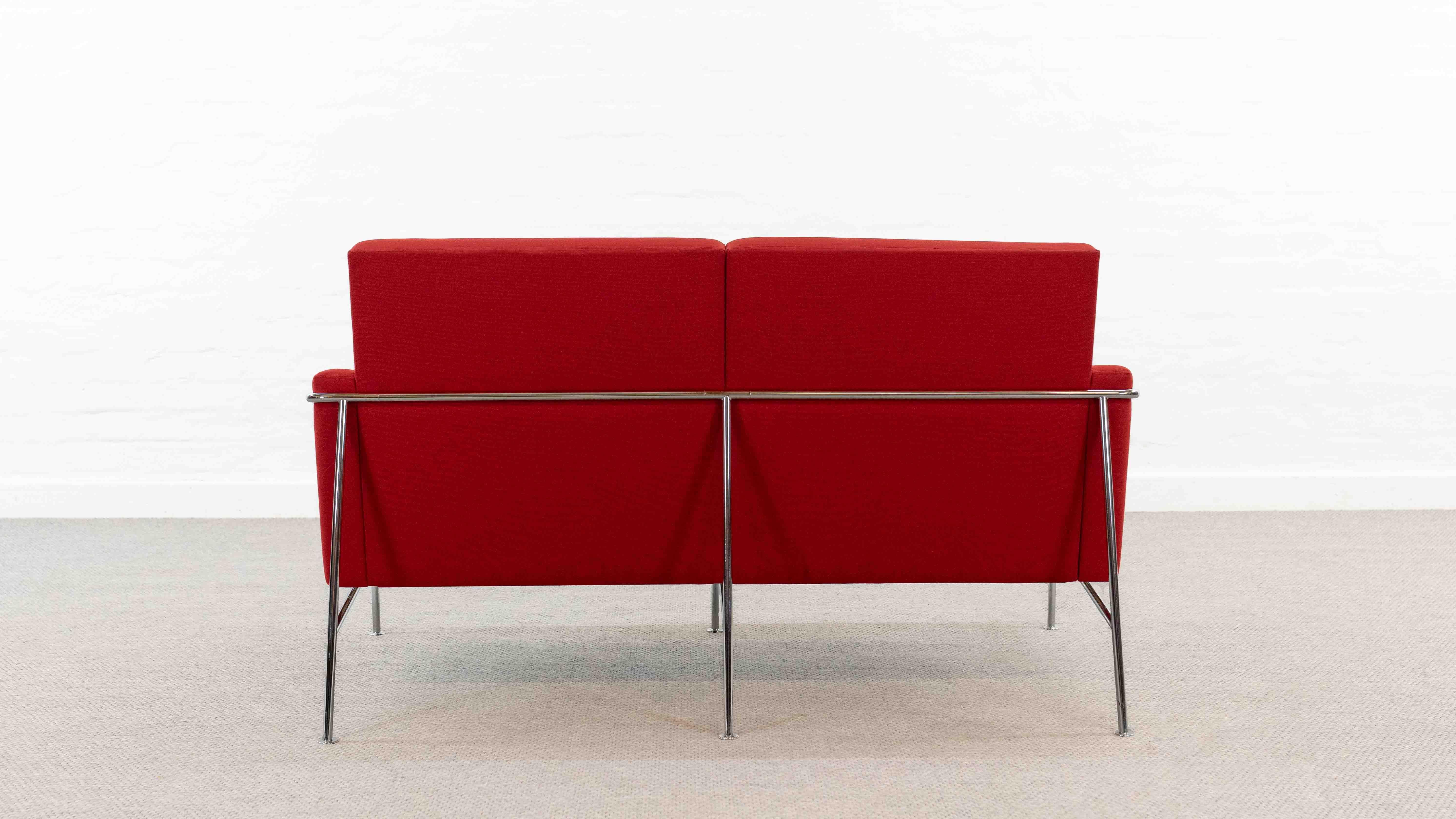Airport Sofa Model 3300 by Arne Jacobsen for Fritz Hansen in red fabric In Good Condition For Sale In Halle, DE