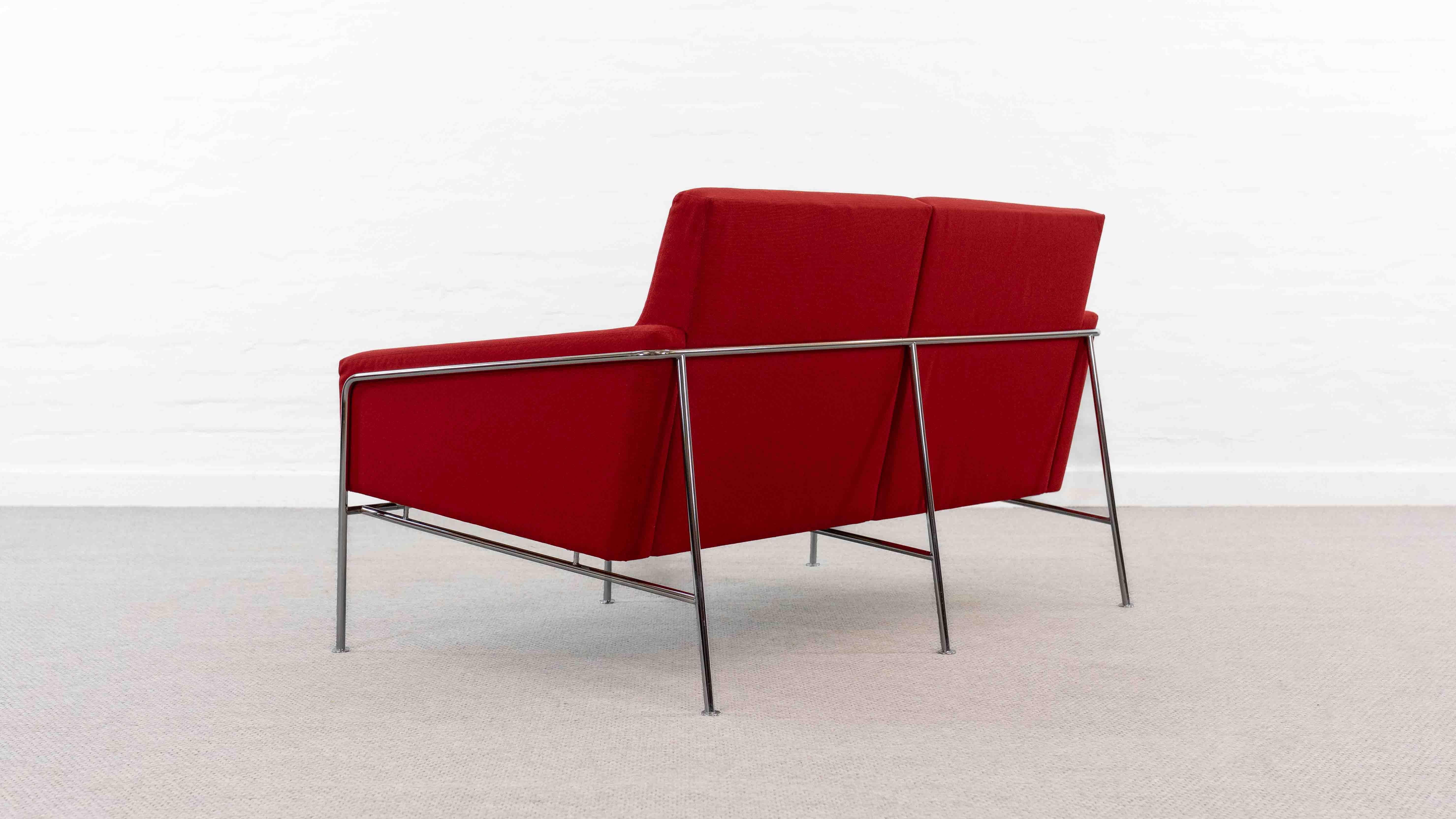 Contemporary Airport Sofa Model 3300 by Arne Jacobsen for Fritz Hansen in red fabric For Sale