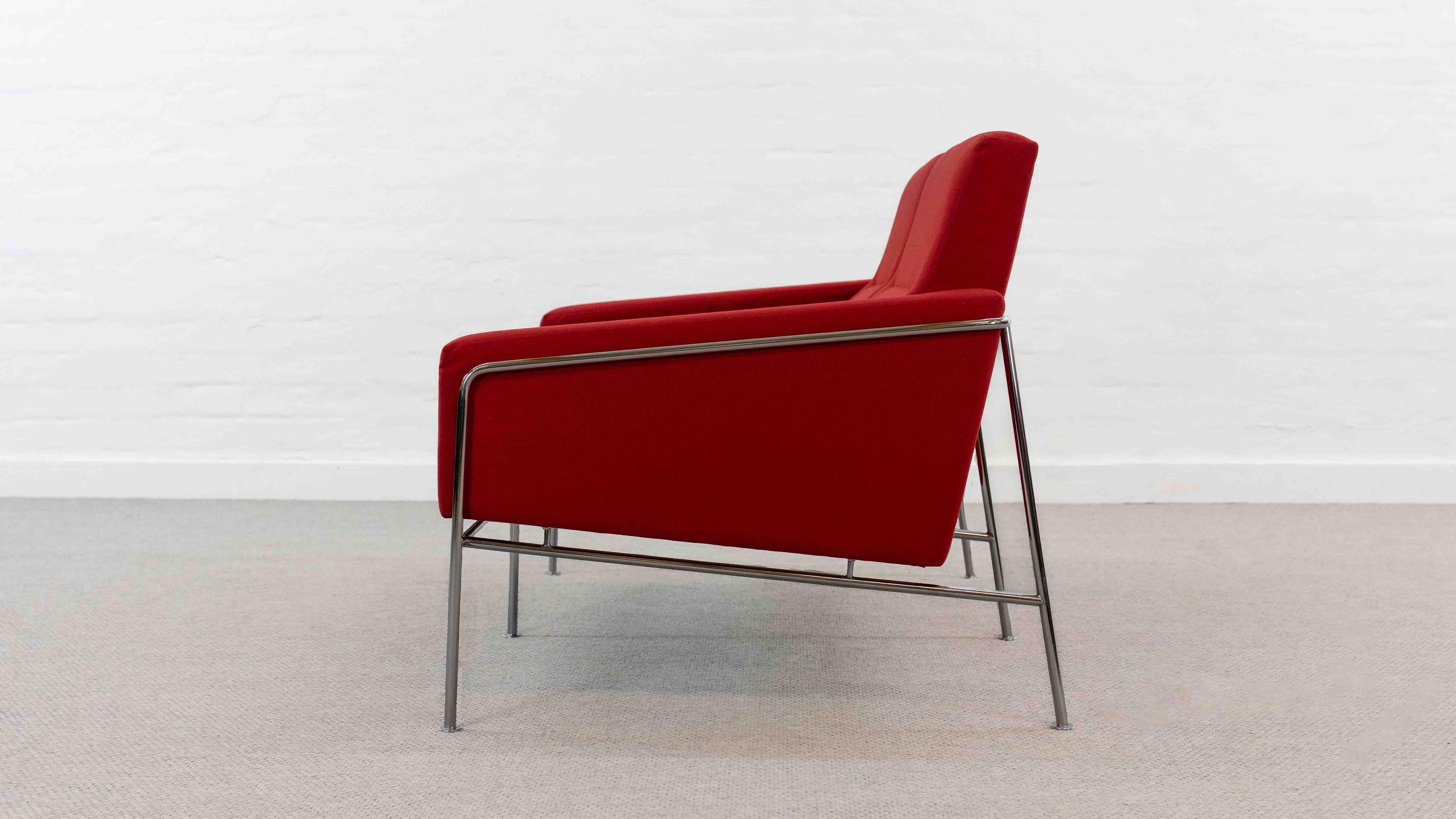 Fabric Airport Sofa Model 3300 by Arne Jacobsen for Fritz Hansen in red fabric For Sale