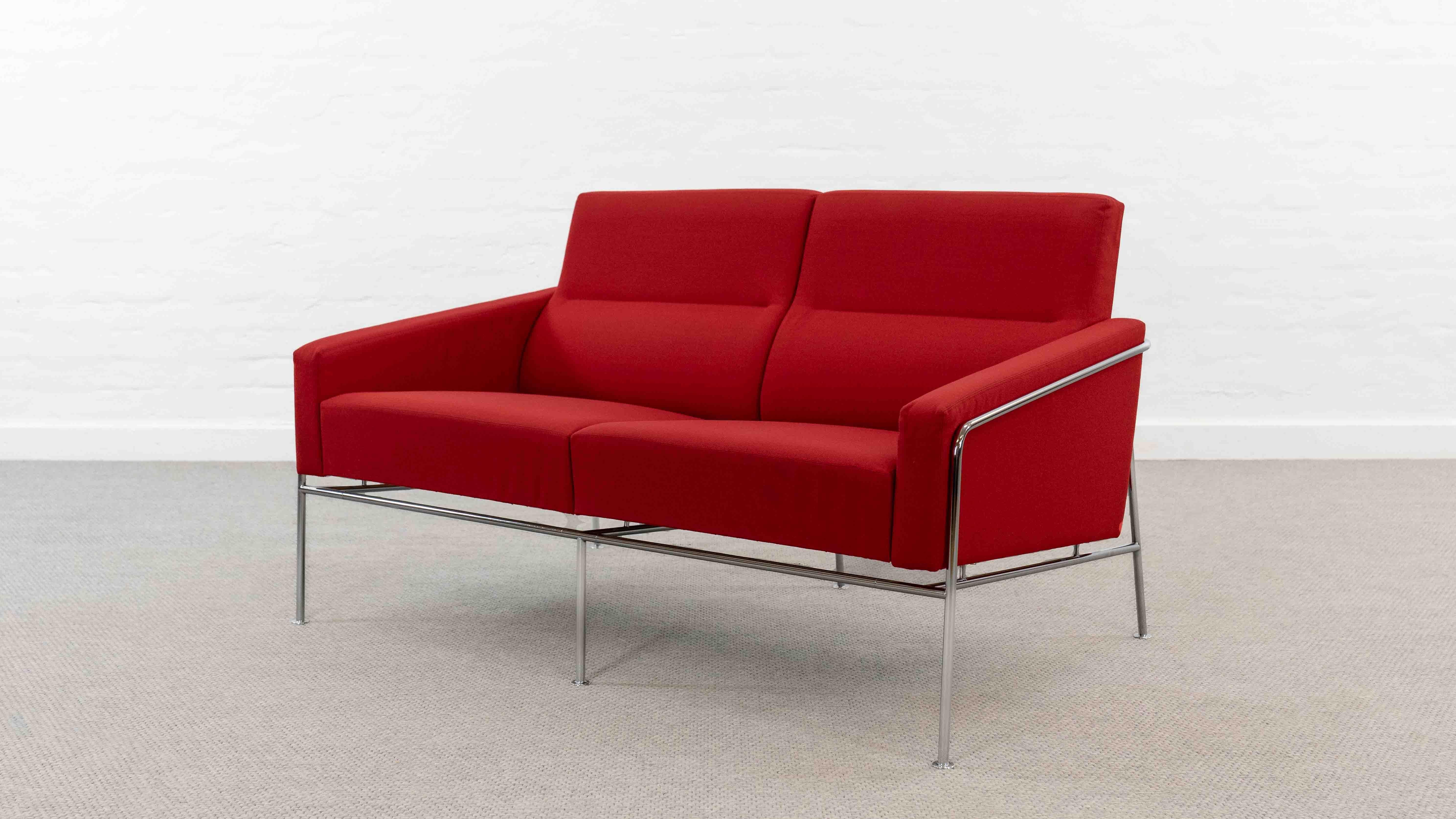 Airport Sofa Model 3300 by Arne Jacobsen for Fritz Hansen in red fabric For Sale 1