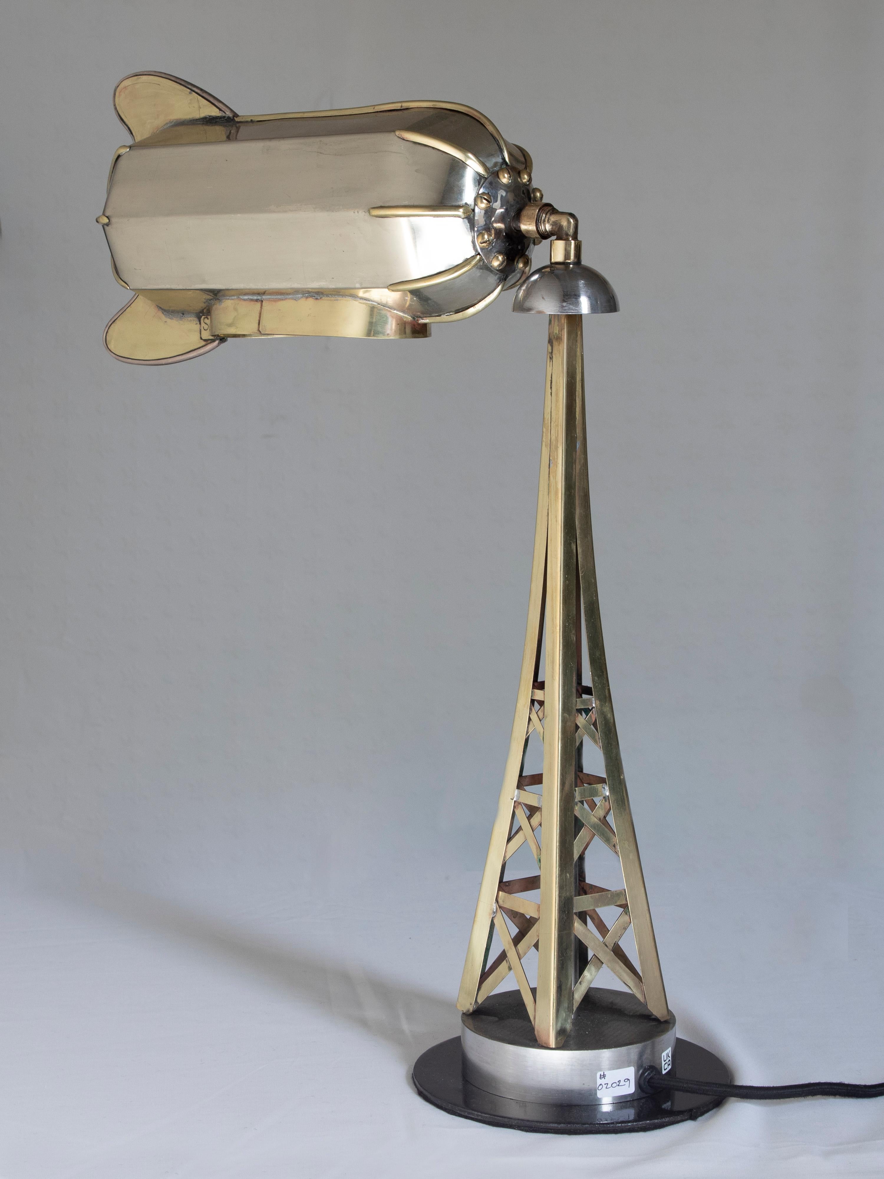 Dirigible de Sam Rush. Lámpara de escritorio estilo años 20. en venta 2