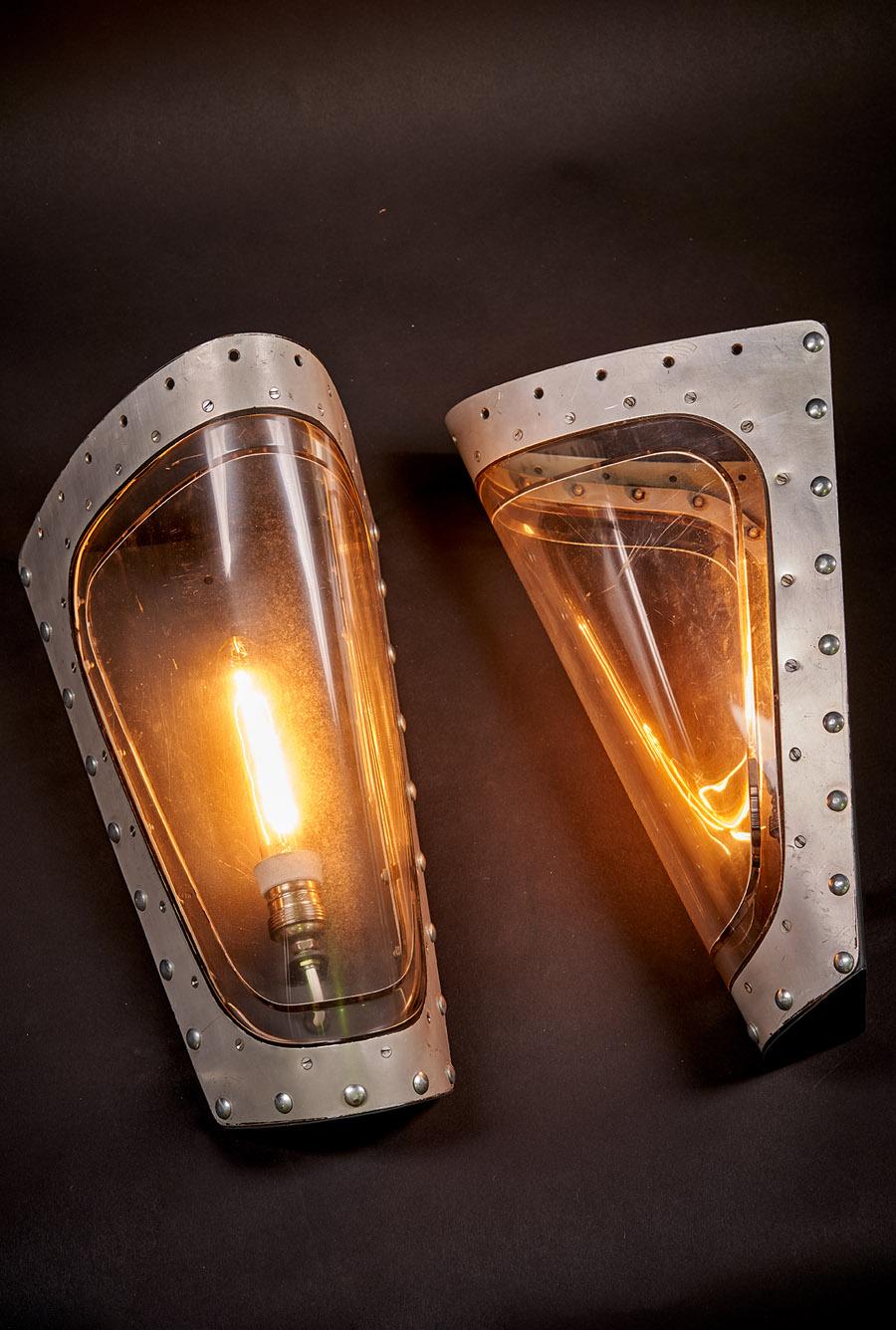 Wall lamp made from the exterior lighting of the military aircraft from the 1990s.
Construction:
Anodised aerial aluminium combined with thick profiled plexiglass. The casing and inner frame
have original signatures. Rear wall with light source