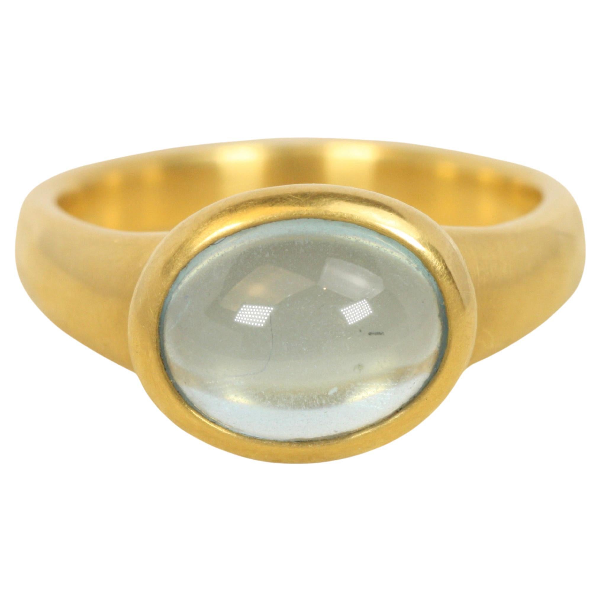 Ring mit Aquamarin-Cabochon-Lünette aus 22 Karat Gelbgold, gehämmert, Bracken Jewelers