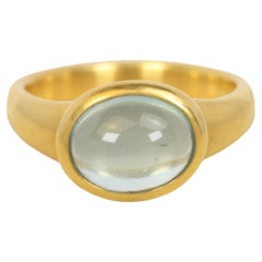Ring mit Aquamarin-Cabochon-Lünette aus 22 Karat Gelbgold, gehämmert, Bracken Jewelers