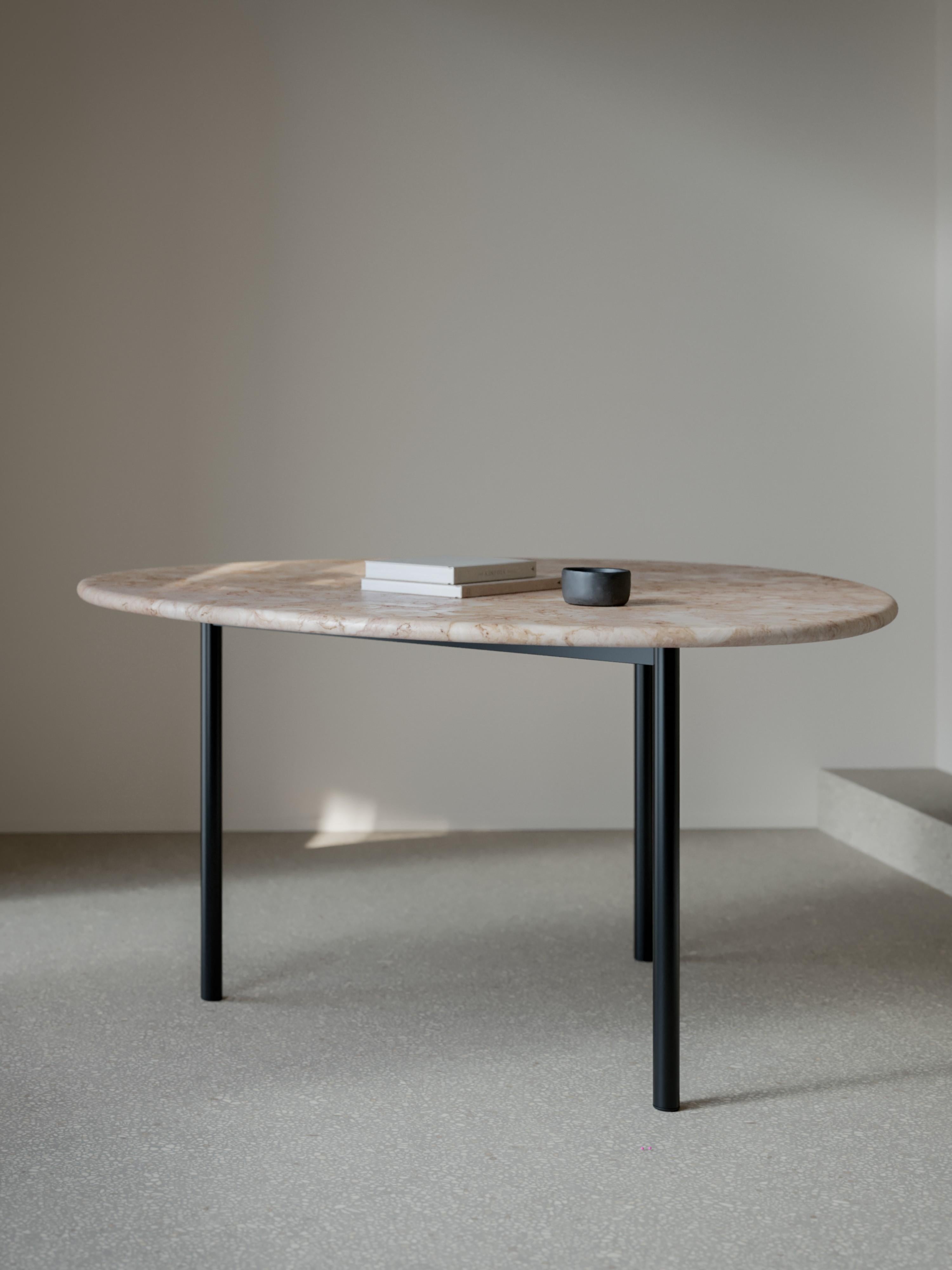 Der AITAI-Tisch erweitert den Geist des Stuhls auf eine gemeinsame Fläche. Inspiriert von der dreieckigen Sitzfläche nimmt der Tisch eine onigiriähnliche Form an, die weder rund noch quadratisch ist. Gefertigt aus portugiesischem Lioz-Kalkstein,