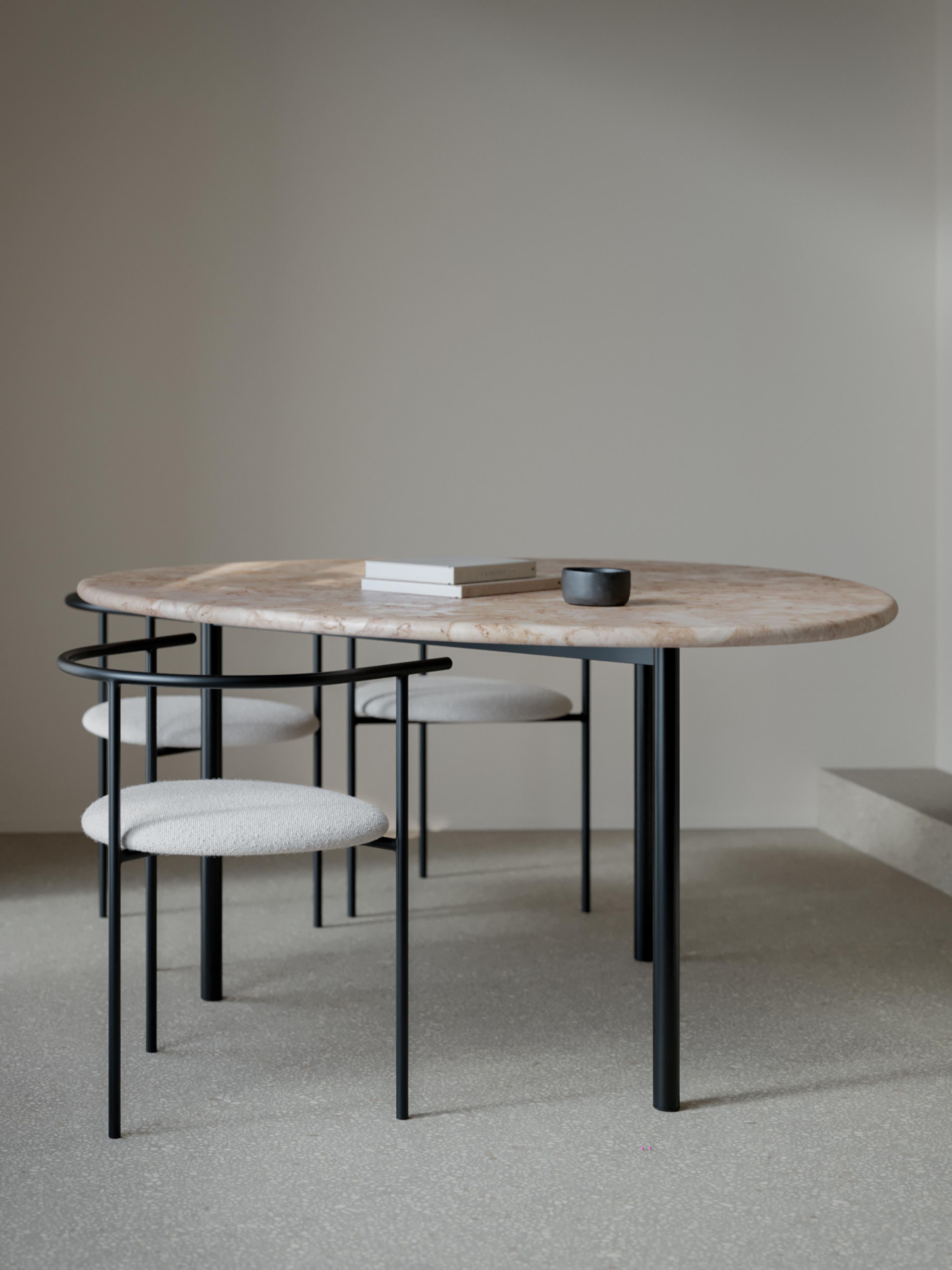 AITAI - Esstisch von Kengo Kuma mit Lioz-Kalksteinplatte und Metallgestell - 140 (Minimalistisch) im Angebot