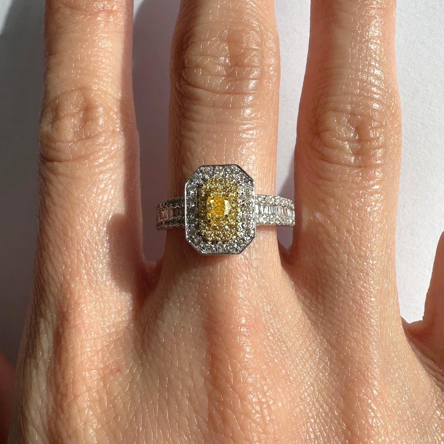 Der gelbe Diamant steht für Frische, Glück, Positivität und Freude, die Ihnen jeden Tag Motivation und Energie geben werden.

- 18K Weißgold
- Natürliche gelbe Diamanten
- Karat Gesamtgewicht 0,22
- Natürliche runde Brillanten
- Karat Gesamtgewicht